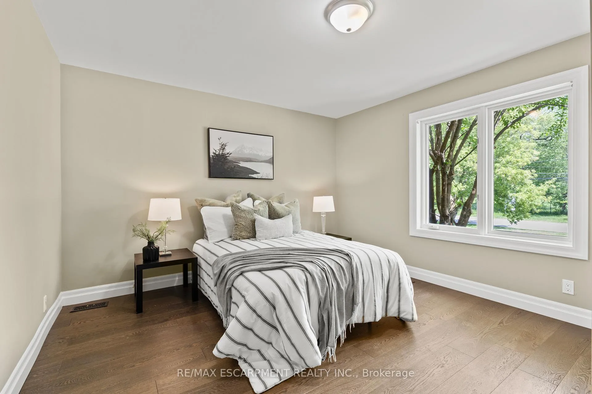 Photo 23 of 404 Hamilton Drive, Hamilton, Ancaster — HOMEH