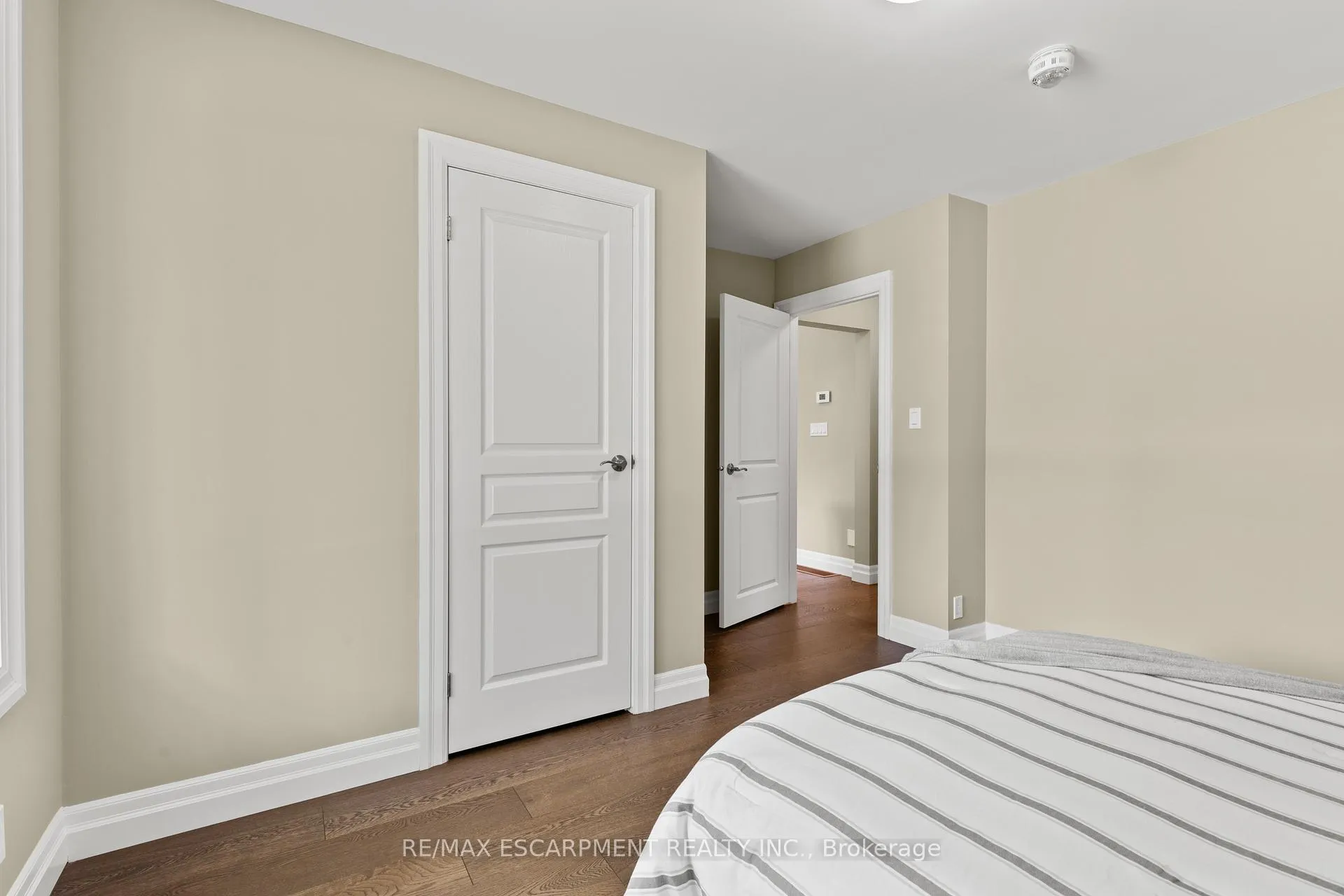 Photo 24 of 404 Hamilton Drive, Hamilton, Ancaster — HOMEH