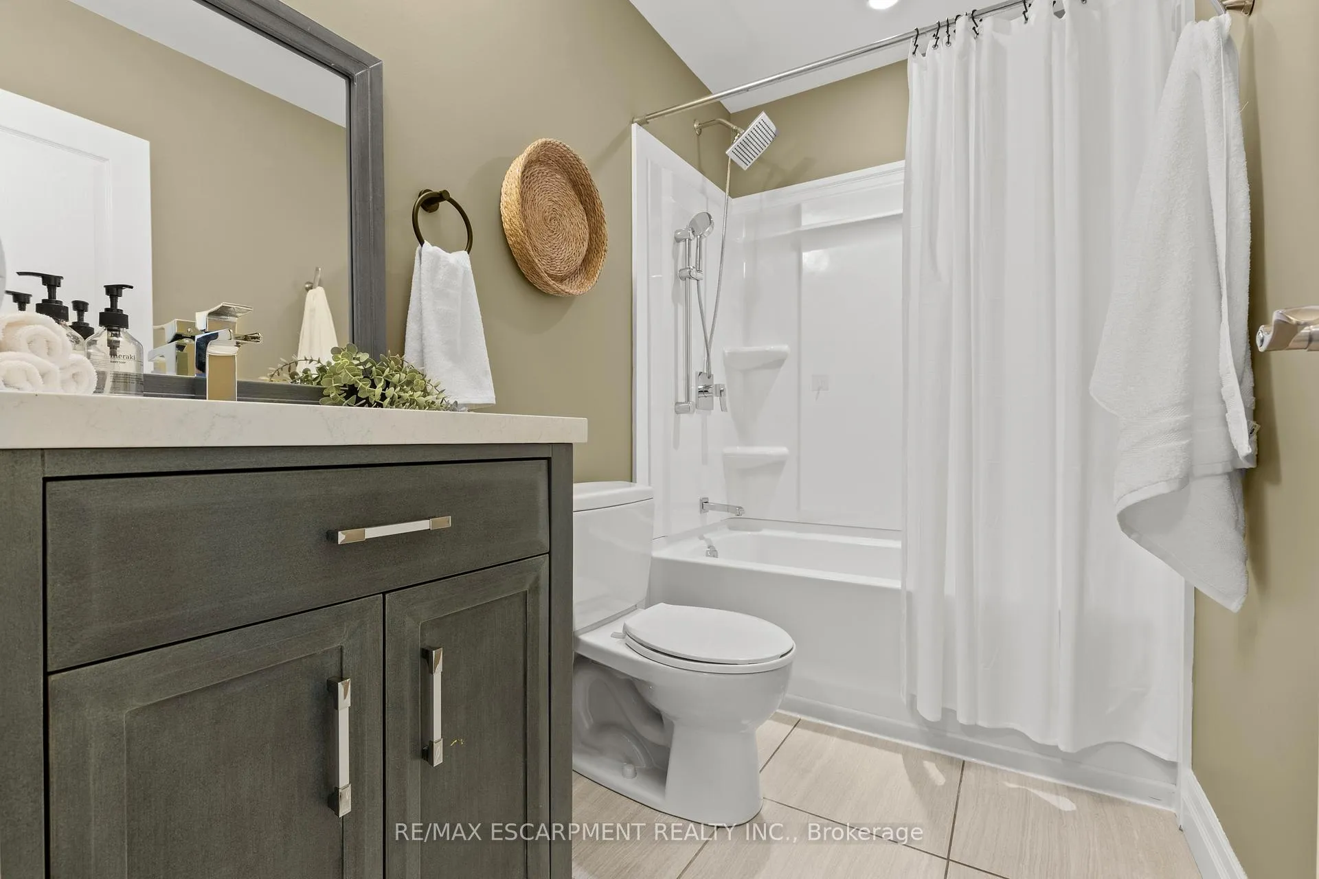 Photo 27 of 404 Hamilton Drive, Hamilton, Ancaster — HOMEH