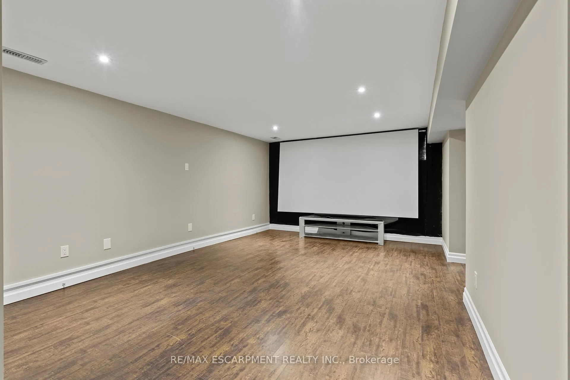 Photo 29 of 404 Hamilton Drive, Hamilton, Ancaster — HOMEH