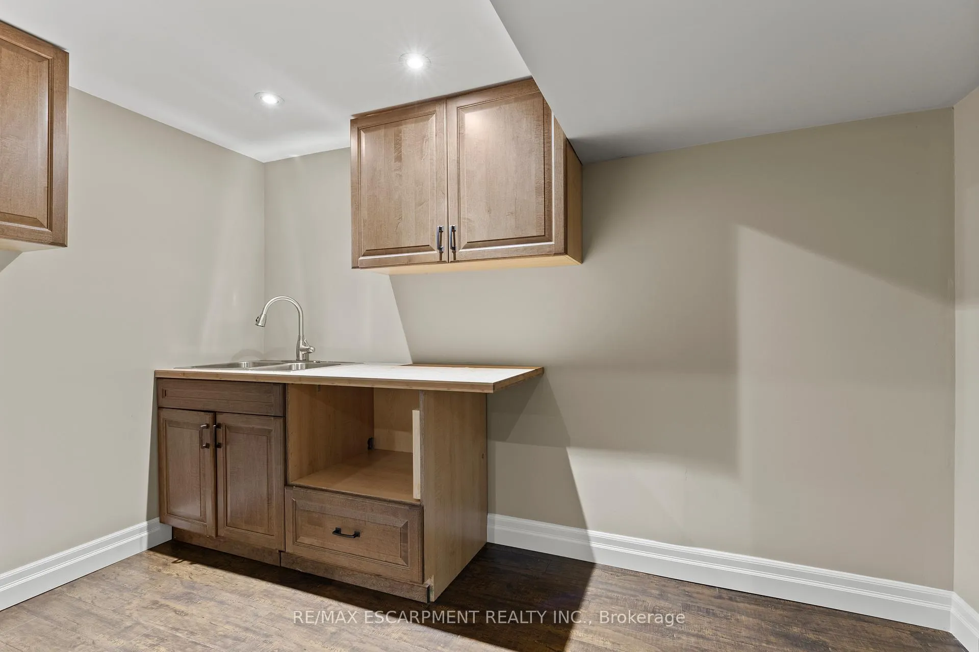 Photo 31 of 404 Hamilton Drive, Hamilton, Ancaster — HOMEH