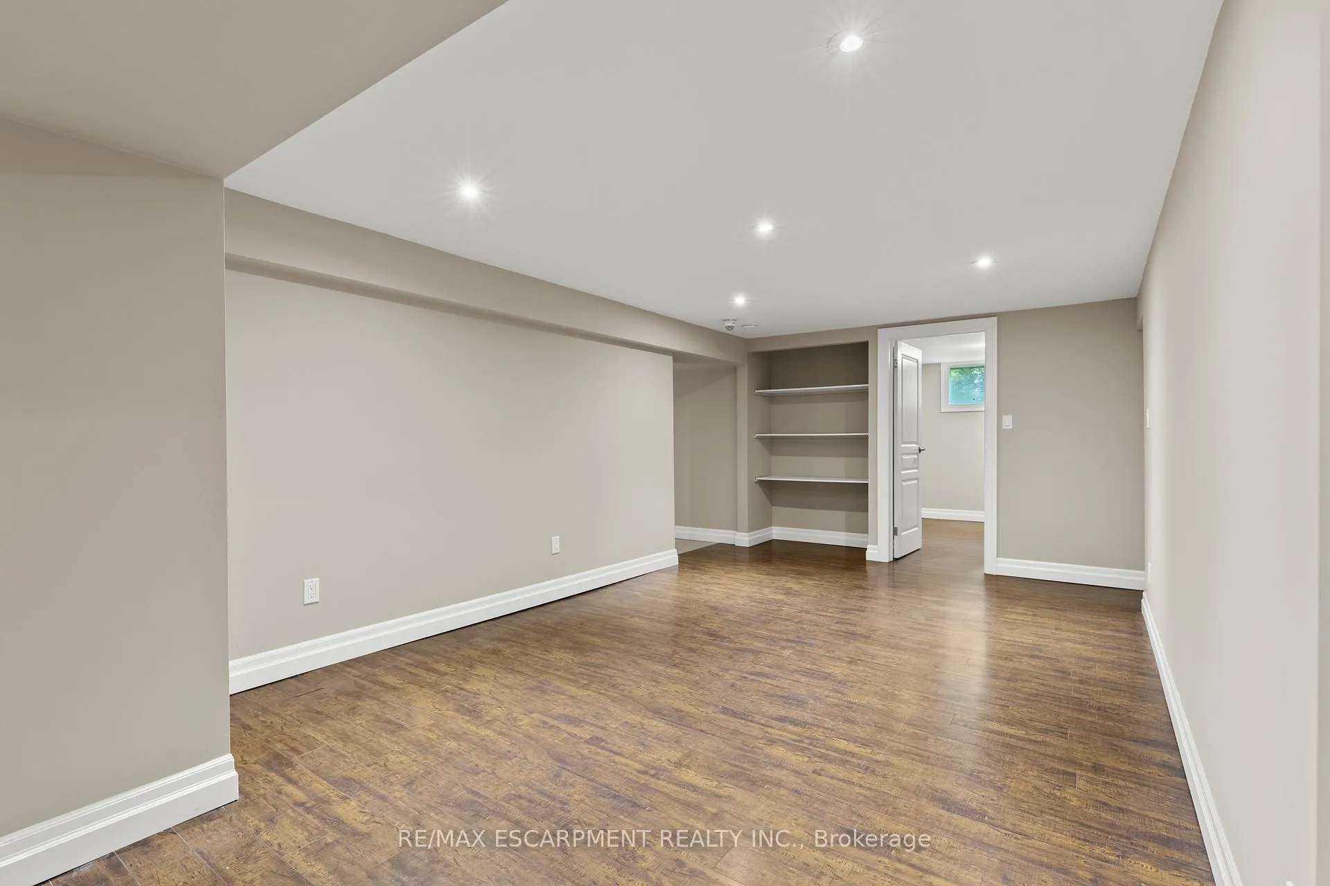 Photo 32 of 404 Hamilton Drive, Hamilton, Ancaster — HOMEH
