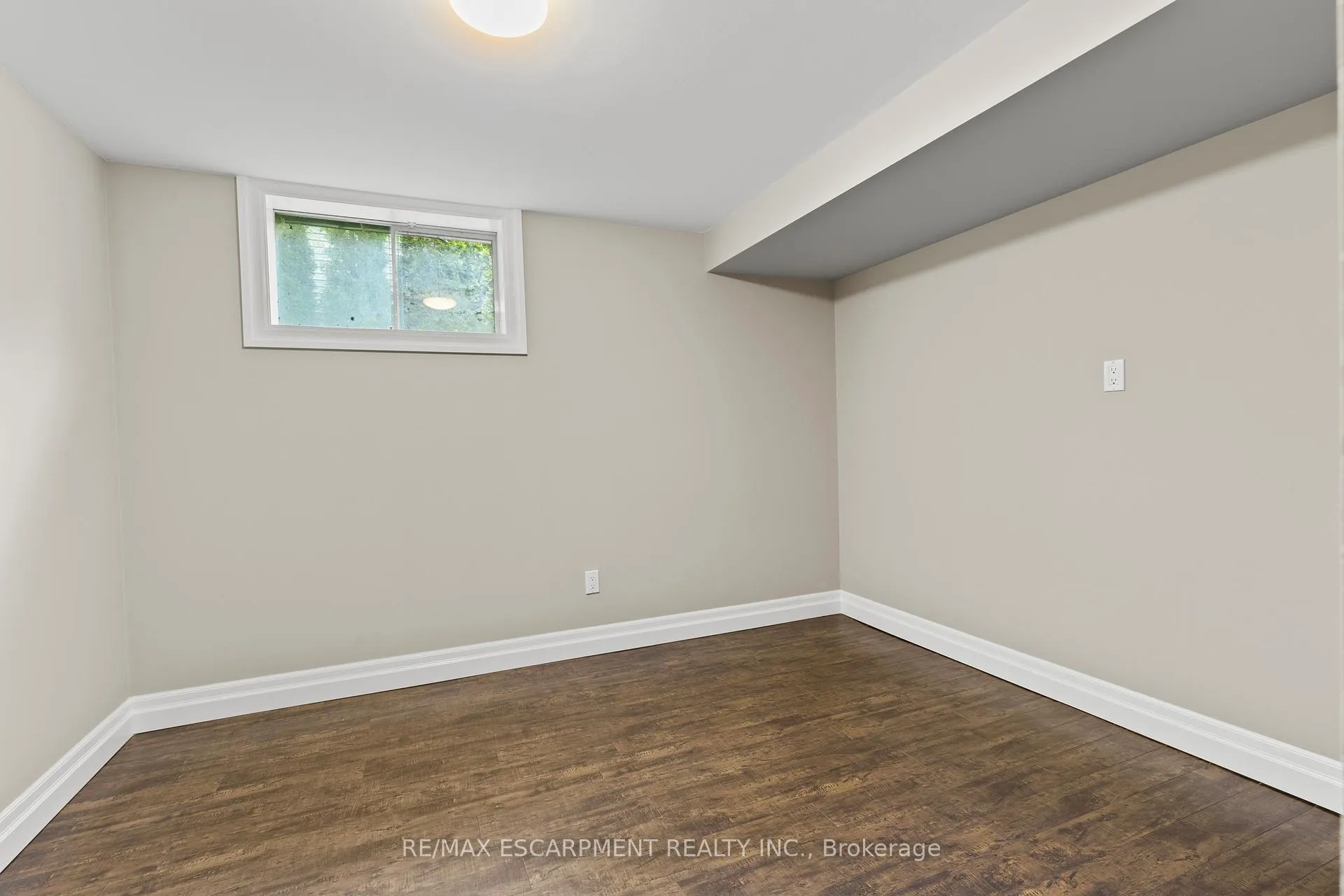 Photo 33 of 404 Hamilton Drive, Hamilton, Ancaster — HOMEH