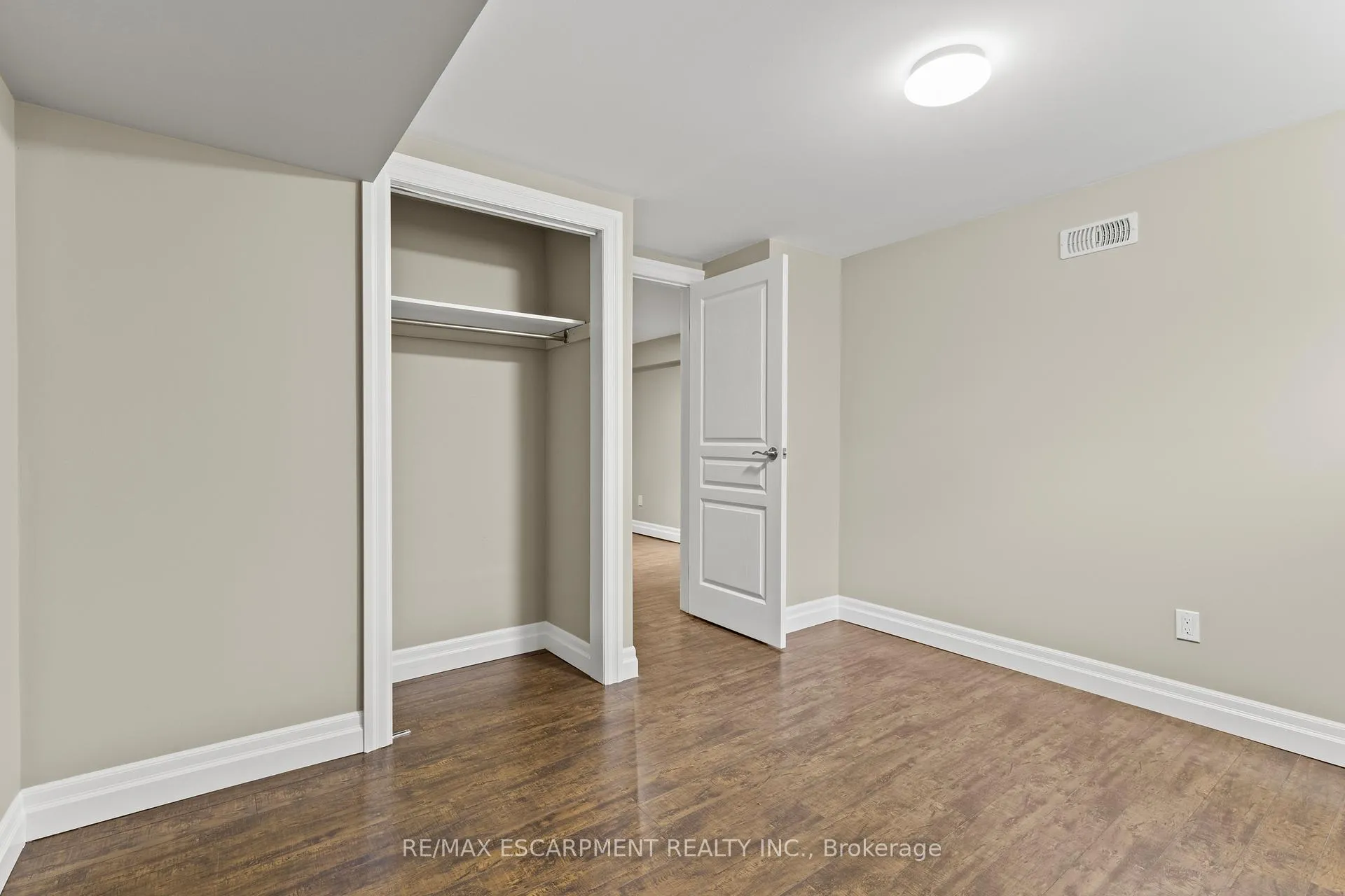Photo 34 of 404 Hamilton Drive, Hamilton, Ancaster — HOMEH