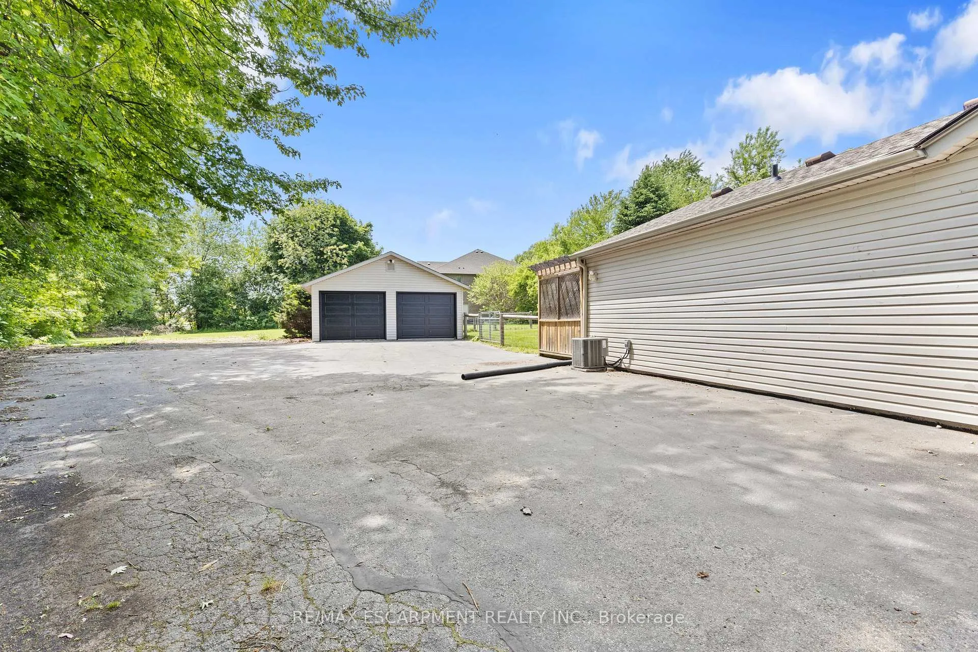 Photo 37 of 404 Hamilton Drive, Hamilton, Ancaster — HOMEH