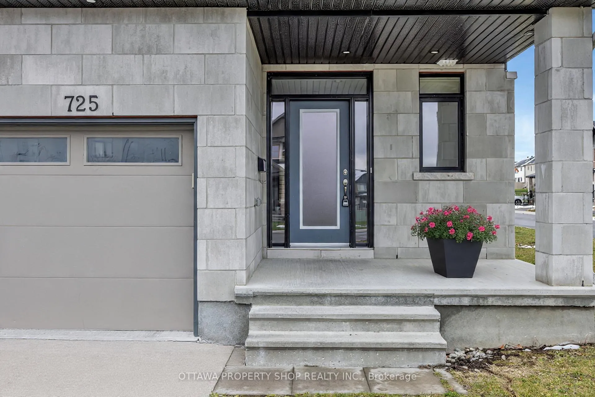 Photo 2 of 725 Odyssey Way, Ottawa, Leitrim — HOMEH
