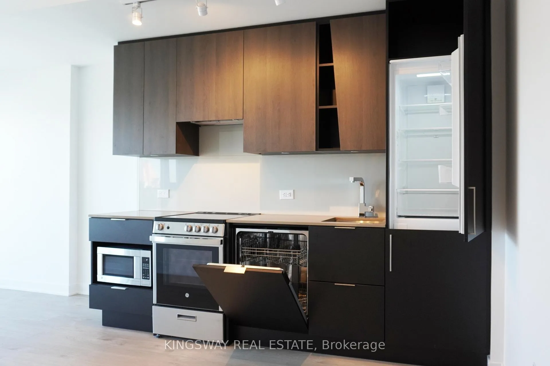 Photo 11 of Unit 2913, 3900 Confederation Parkway, Mississauga, City Centre — HOMEH