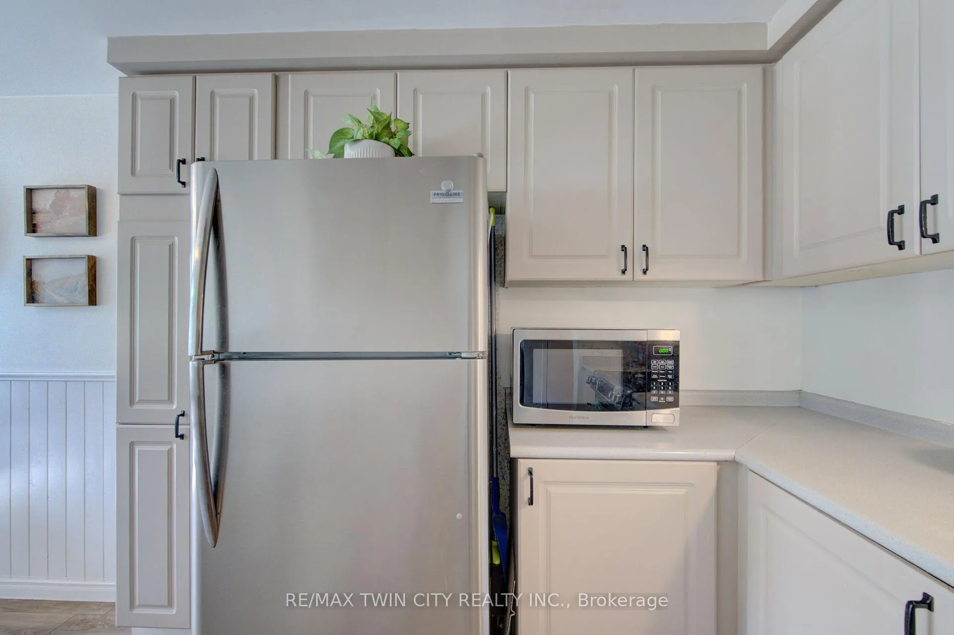 Photo 15 of 243 Auburn Drive, Waterloo — HOMEH