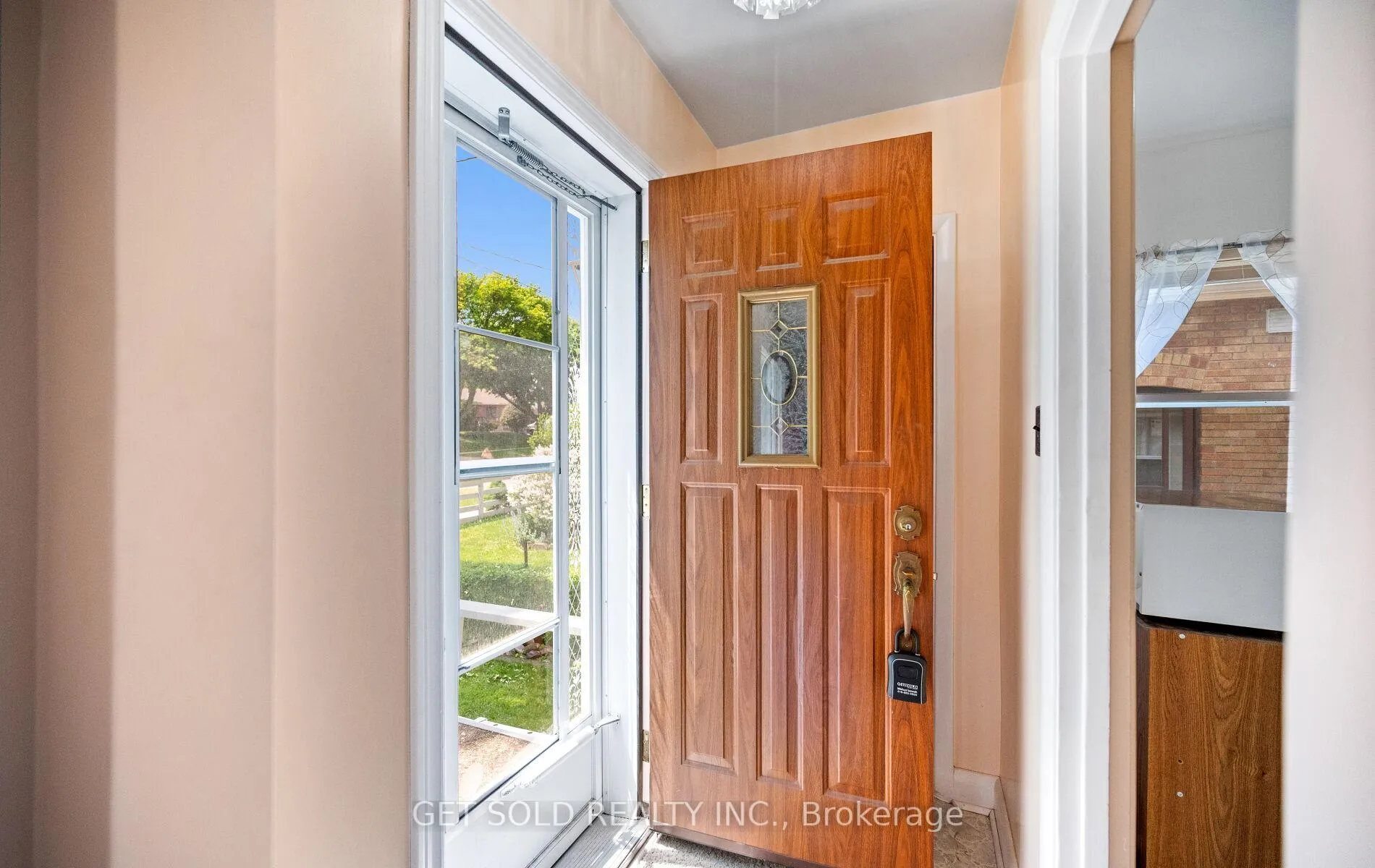 Photo 2 of 131 Clearbrooke Circle, Etobicoke, Rexdale-Kipling — HOMEH