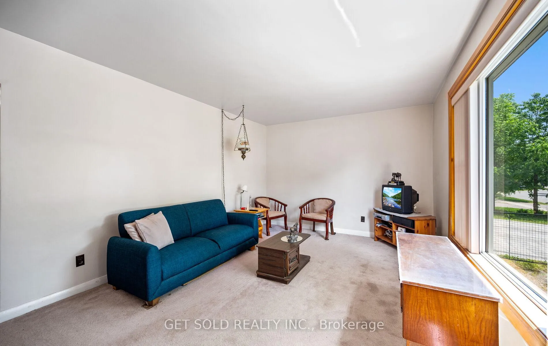 Photo 3 of 131 Clearbrooke Circle, Etobicoke, Rexdale-Kipling — HOMEH