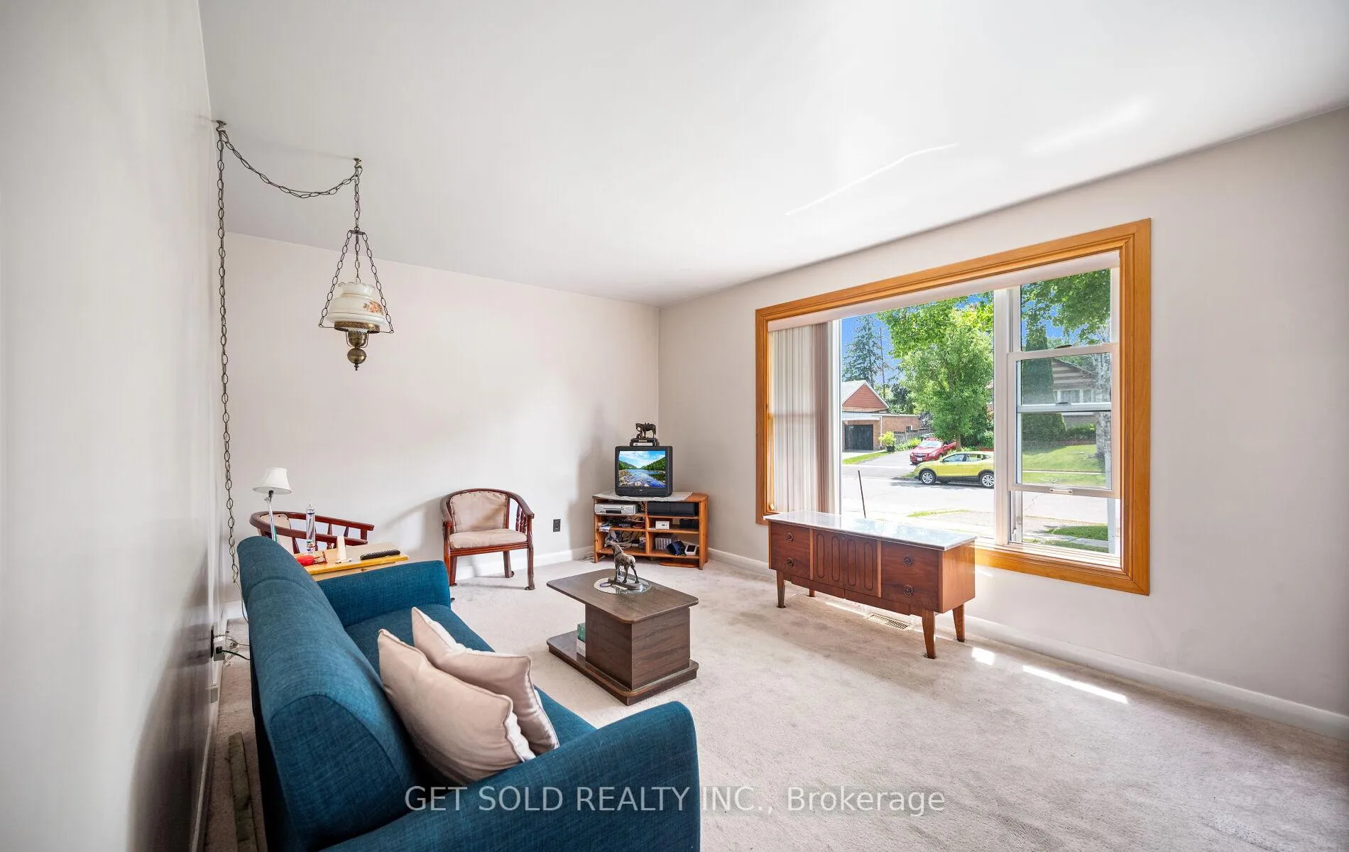 Photo 4 of 131 Clearbrooke Circle, Etobicoke, Rexdale-Kipling — HOMEH
