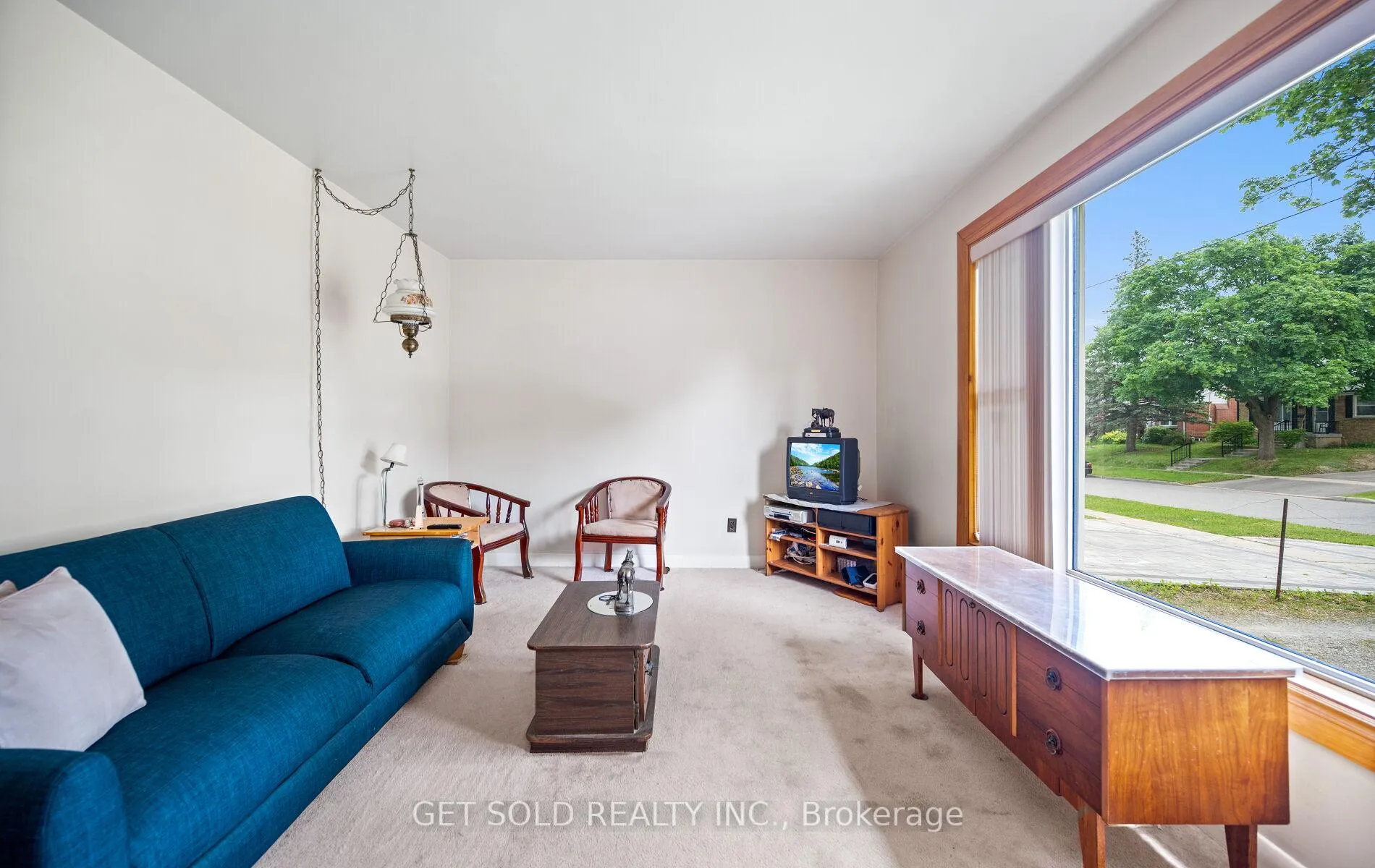 Photo 5 of 131 Clearbrooke Circle, Etobicoke, Rexdale-Kipling — HOMEH