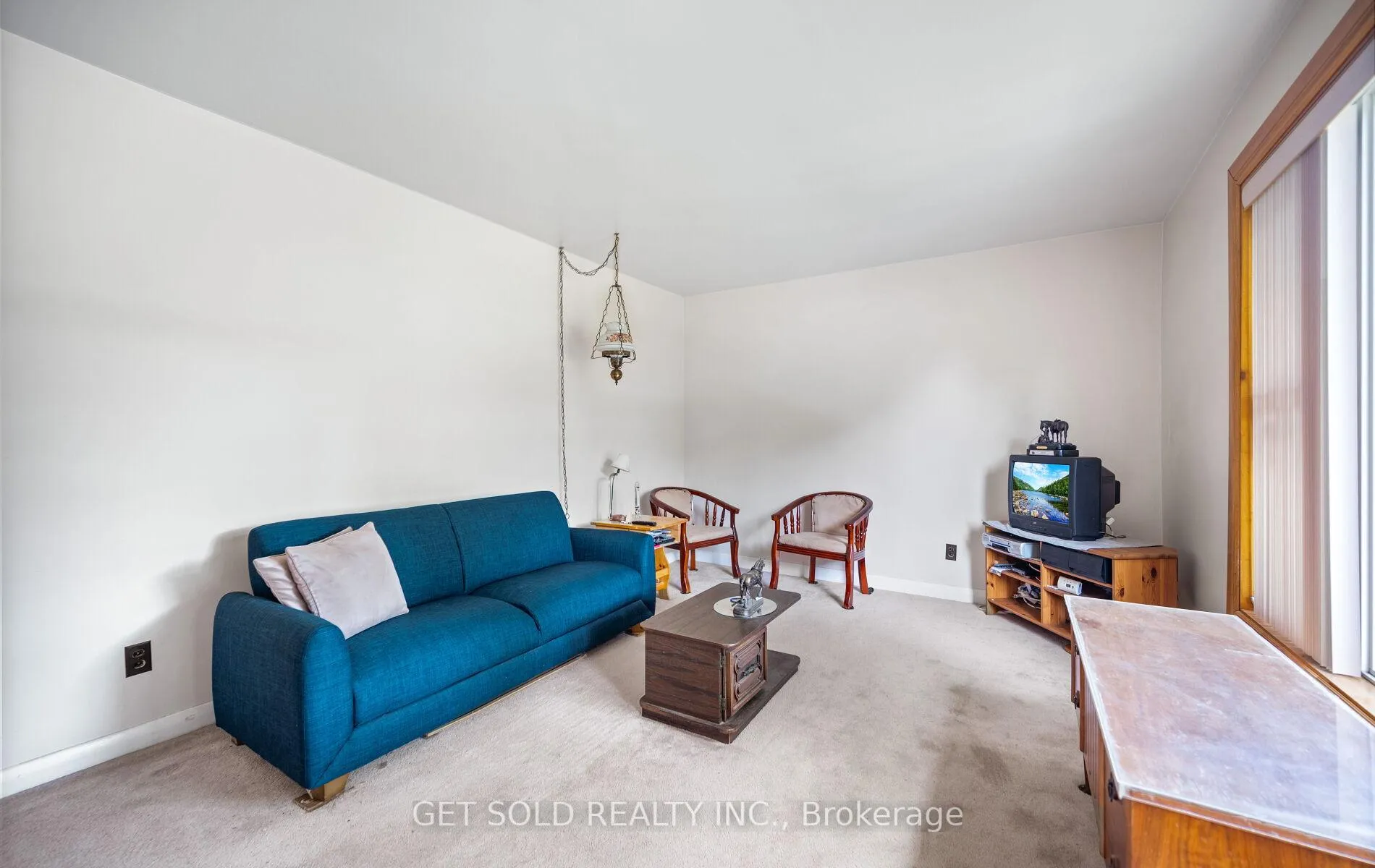Photo 6 of 131 Clearbrooke Circle, Etobicoke, Rexdale-Kipling — HOMEH