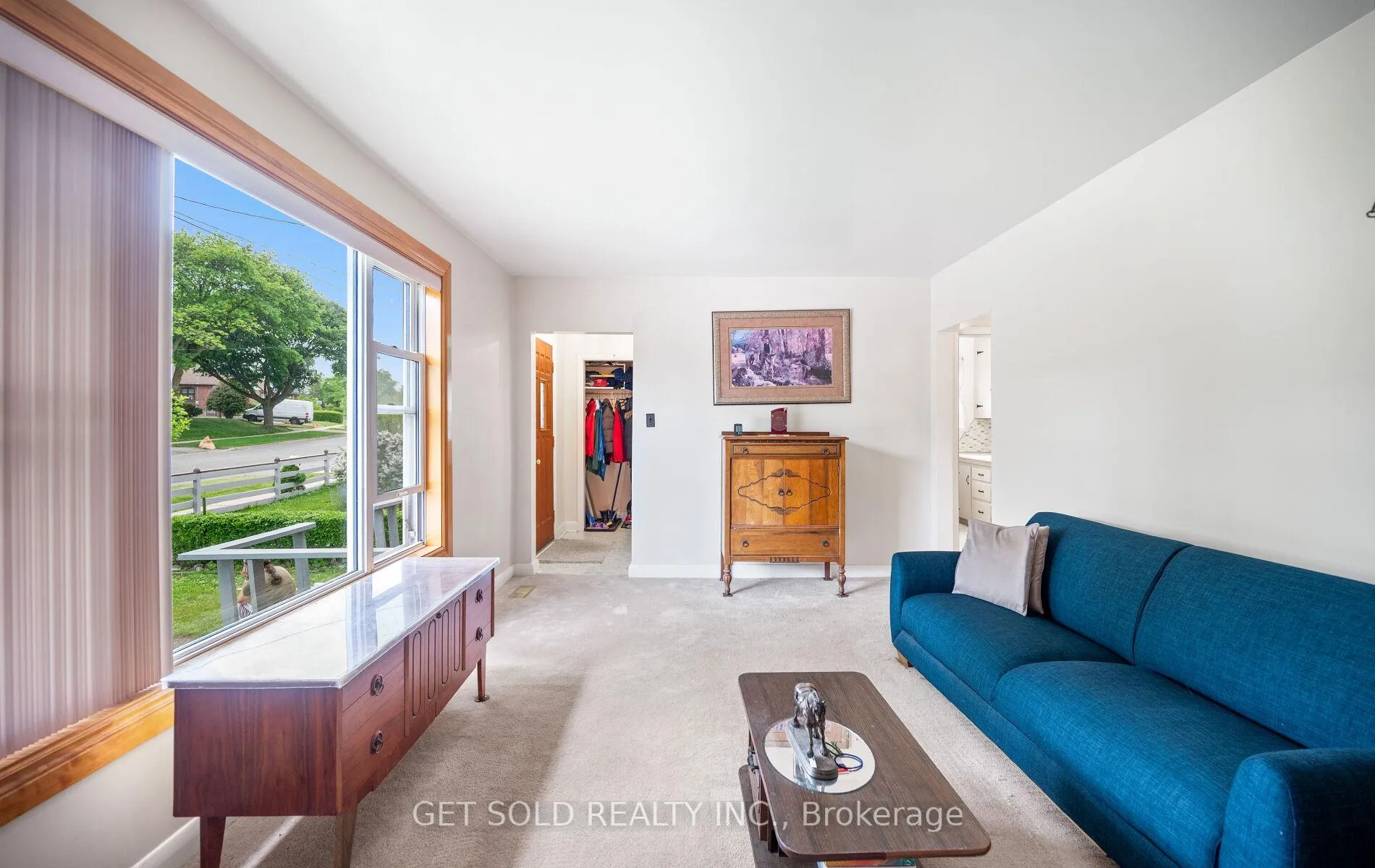 Photo 8 of 131 Clearbrooke Circle, Etobicoke, Rexdale-Kipling — HOMEH