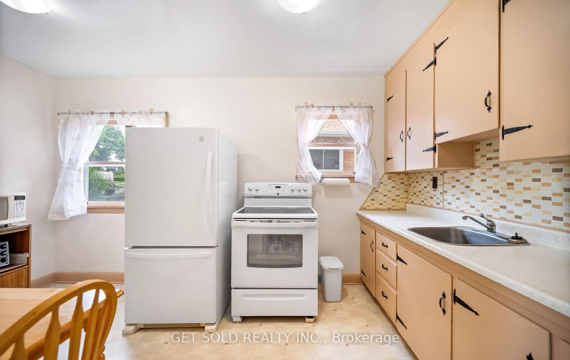 Photo 10 of 131 Clearbrooke Circle, Etobicoke, Rexdale-Kipling — HOMEH