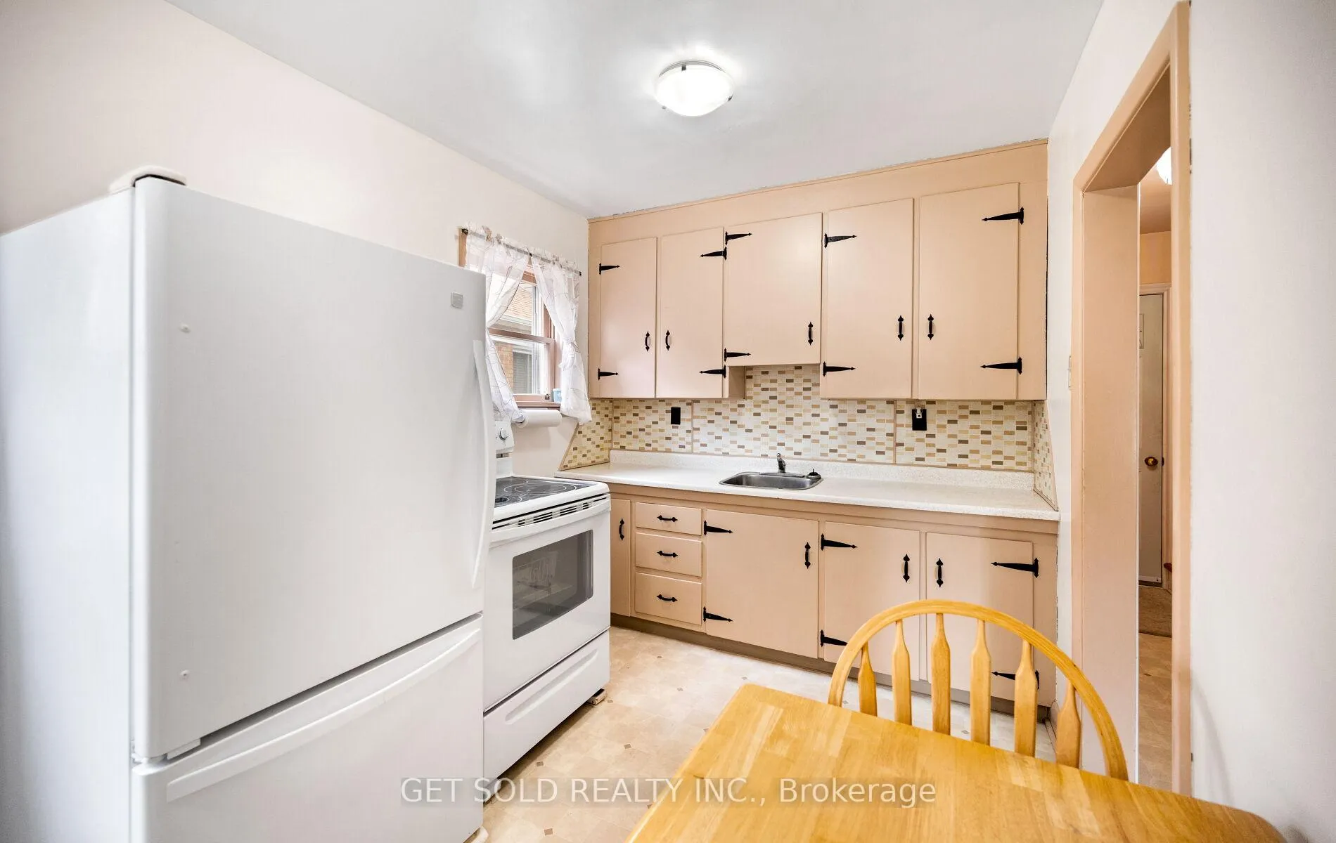 Photo 11 of 131 Clearbrooke Circle, Etobicoke, Rexdale-Kipling — HOMEH