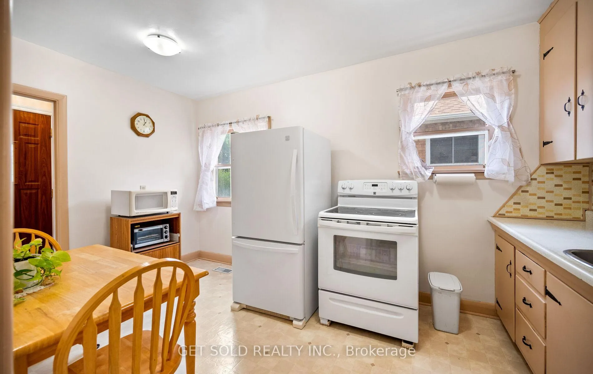 Photo 12 of 131 Clearbrooke Circle, Etobicoke, Rexdale-Kipling — HOMEH