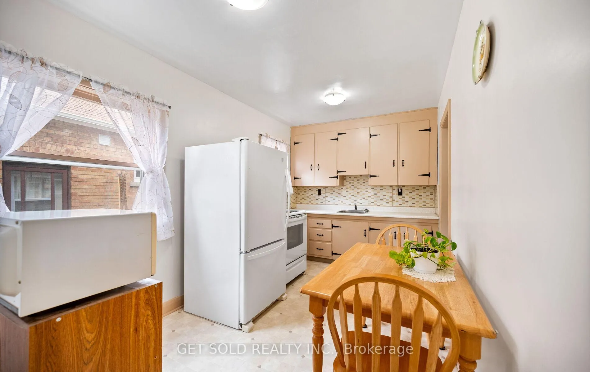 Photo 15 of 131 Clearbrooke Circle, Etobicoke, Rexdale-Kipling — HOMEH