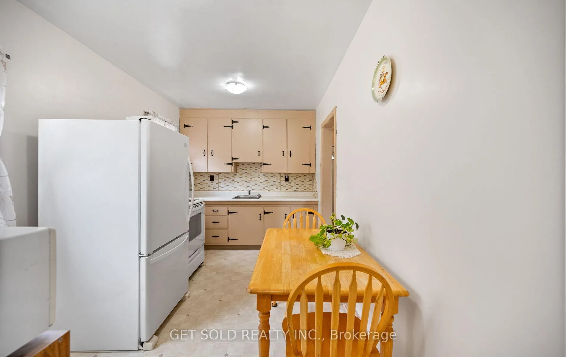 Photo 16 of 131 Clearbrooke Circle, Etobicoke, Rexdale-Kipling — HOMEH