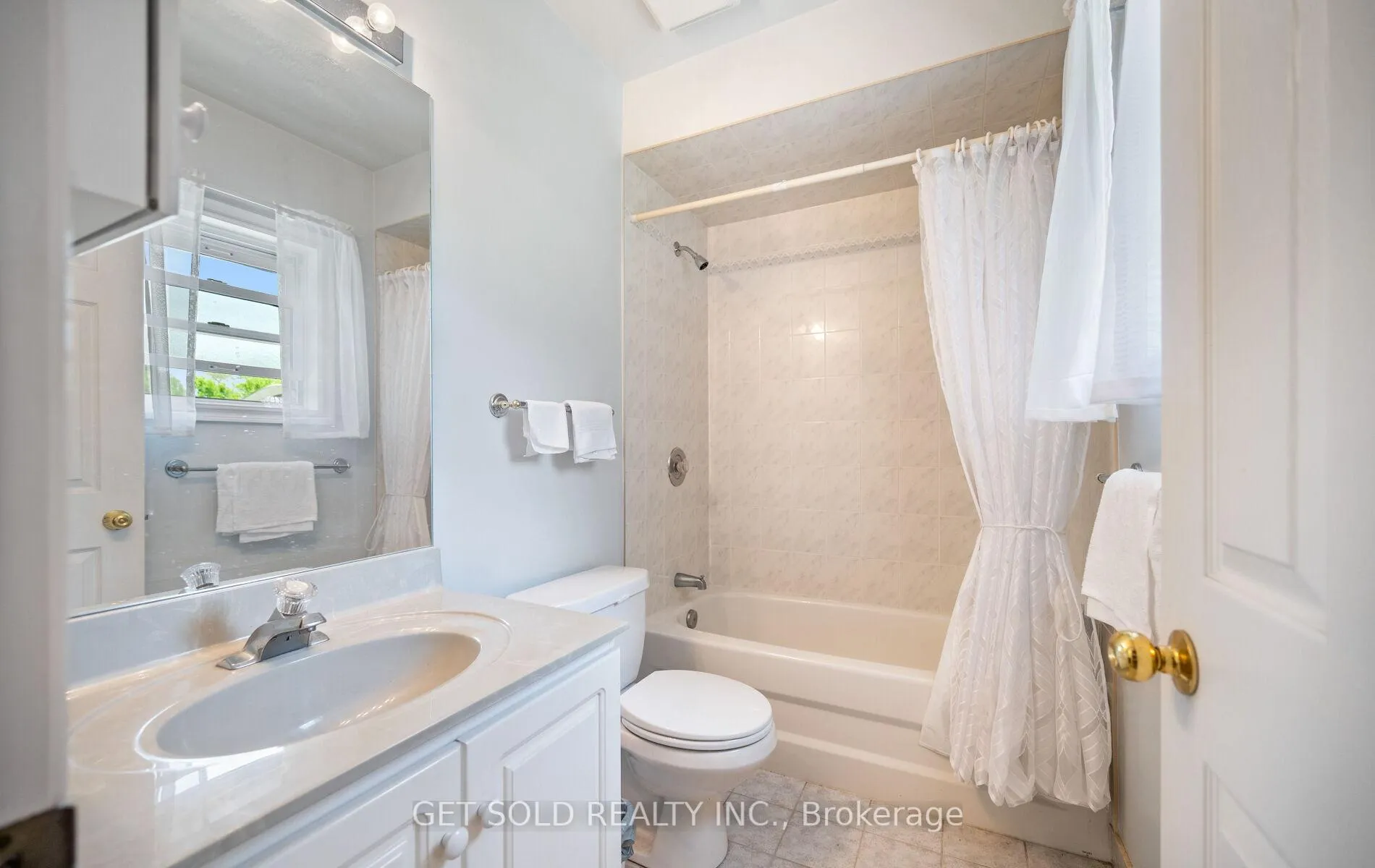 Photo 17 of 131 Clearbrooke Circle, Etobicoke, Rexdale-Kipling — HOMEH