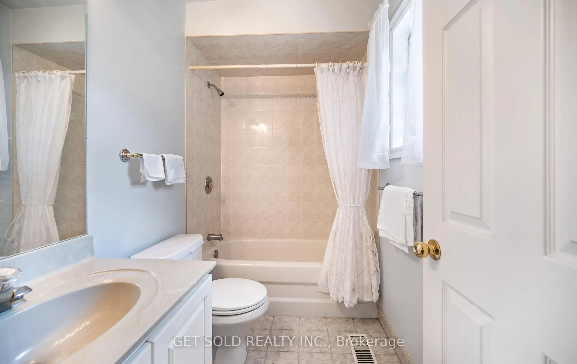 Photo 18 of 131 Clearbrooke Circle, Etobicoke, Rexdale-Kipling — HOMEH