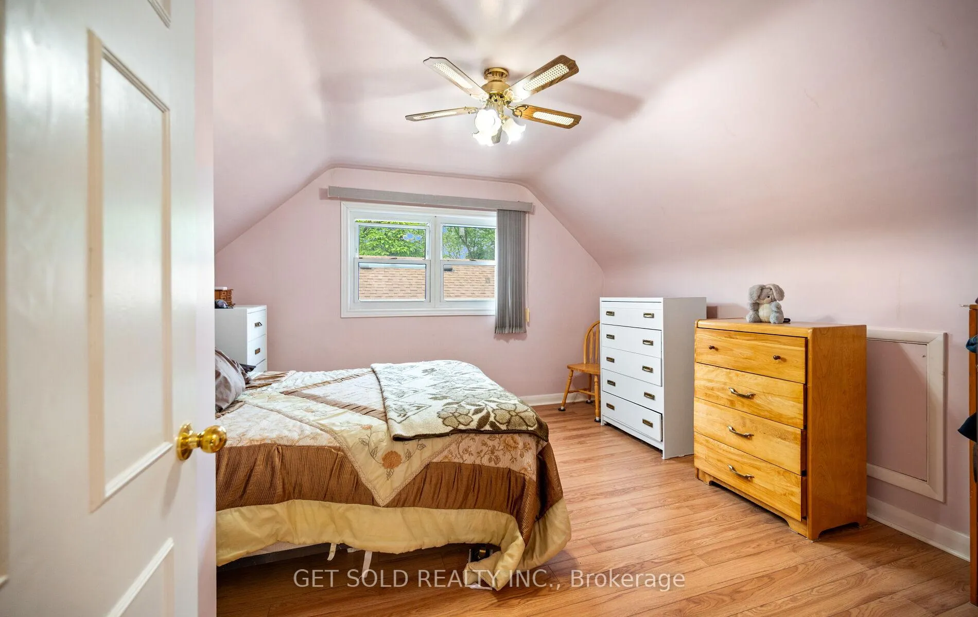 Photo 23 of 131 Clearbrooke Circle, Etobicoke, Rexdale-Kipling — HOMEH