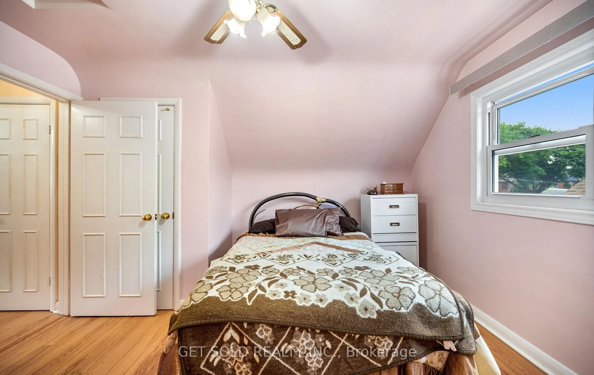 Photo 25 of 131 Clearbrooke Circle, Etobicoke, Rexdale-Kipling — HOMEH