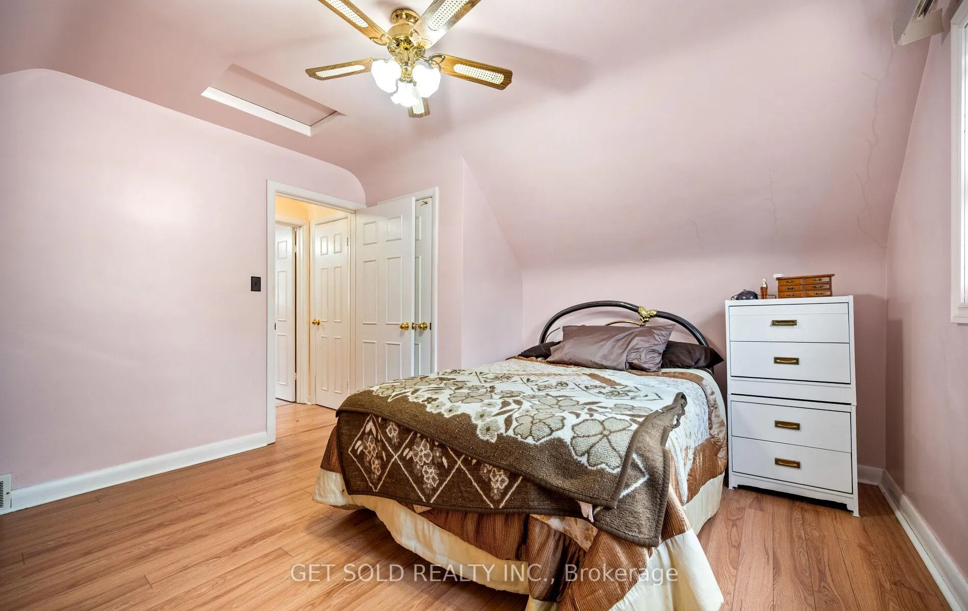 Photo 26 of 131 Clearbrooke Circle, Etobicoke, Rexdale-Kipling — HOMEH