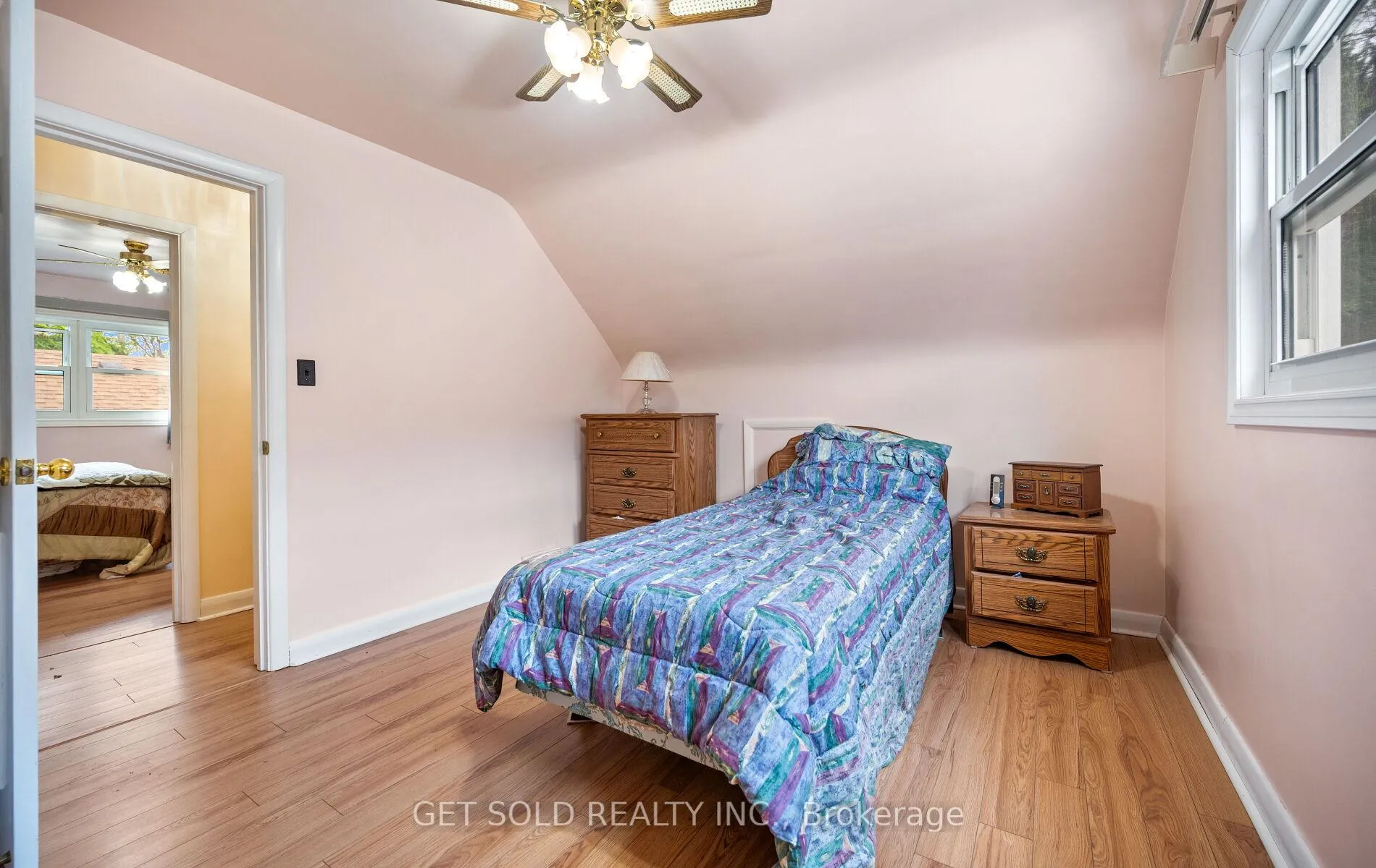 Photo 29 of 131 Clearbrooke Circle, Etobicoke, Rexdale-Kipling — HOMEH
