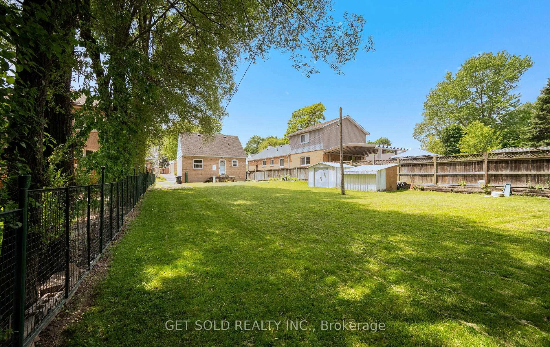 Photo 35 of 131 Clearbrooke Circle, Etobicoke, Rexdale-Kipling — HOMEH