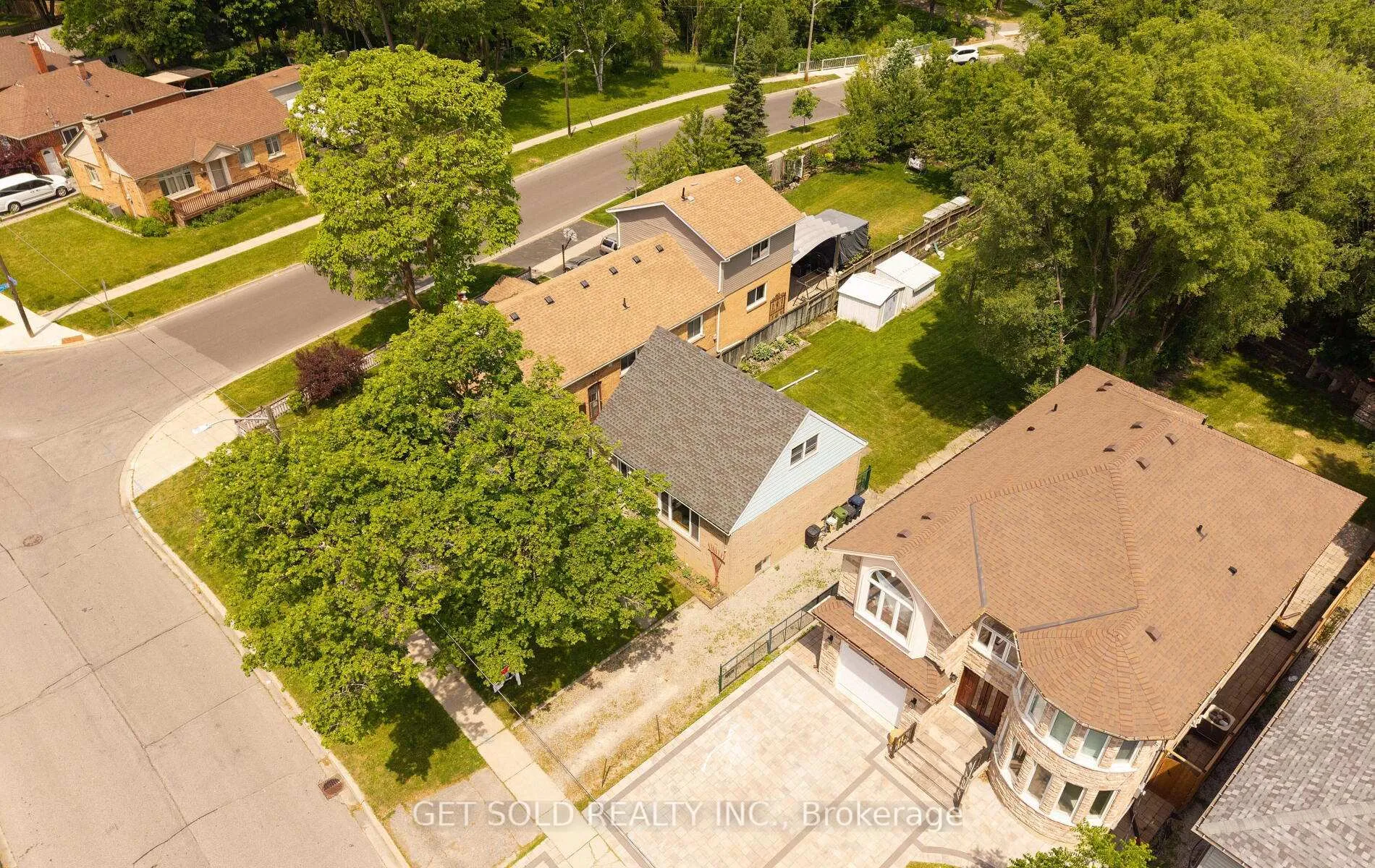 Photo 37 of 131 Clearbrooke Circle, Etobicoke, Rexdale-Kipling — HOMEH