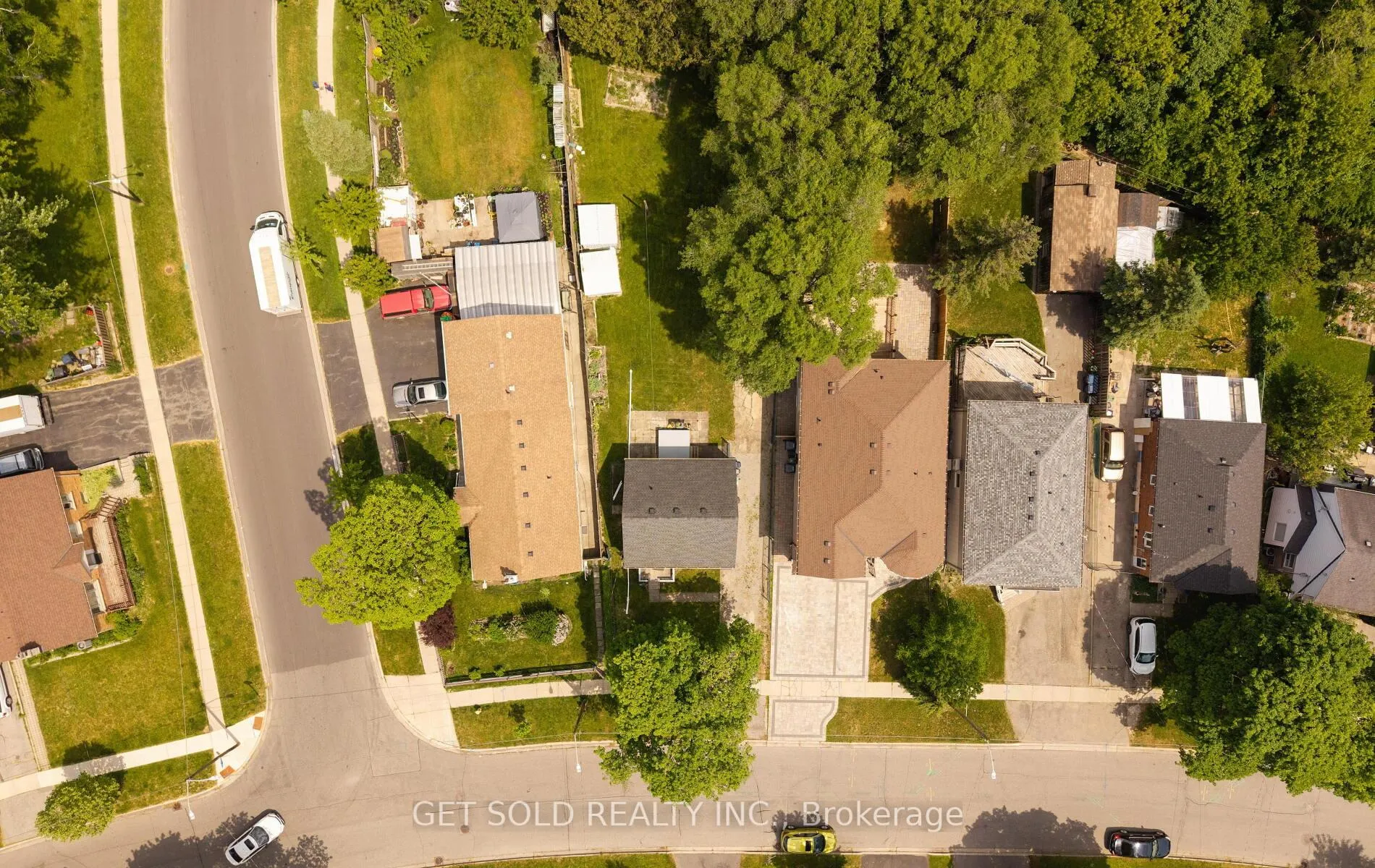 Photo 39 of 131 Clearbrooke Circle, Etobicoke, Rexdale-Kipling — HOMEH