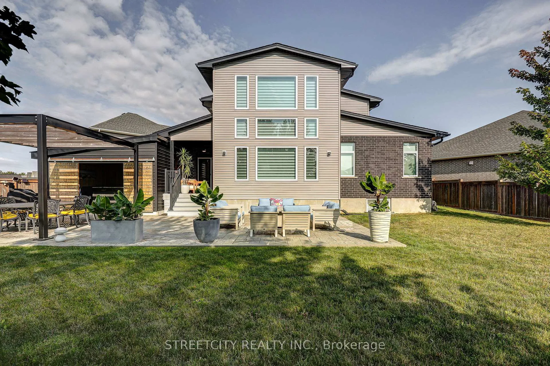 Photo 4 of 28 Martingale Terrace, St. Thomas — HOMEH