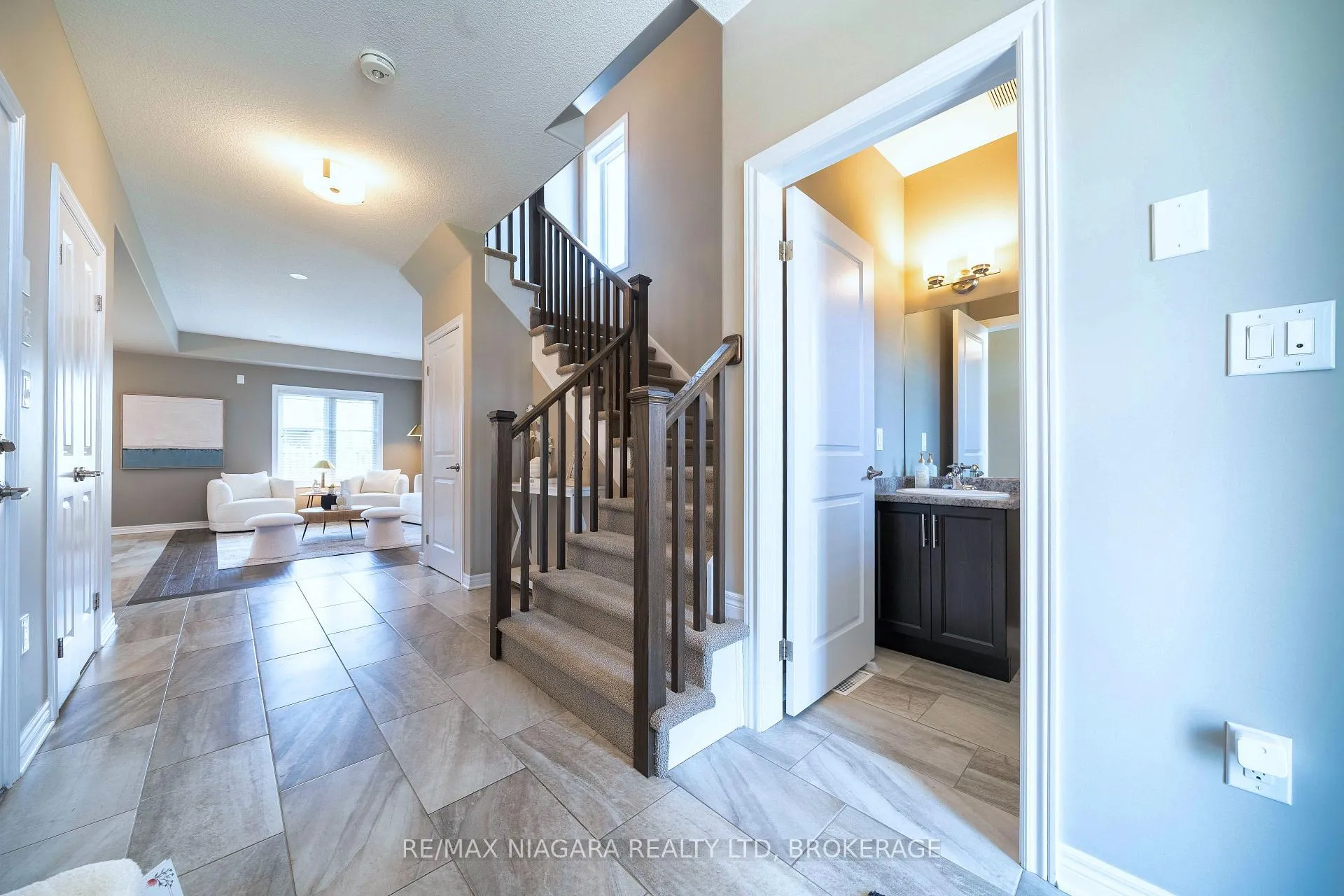 Photo 5 of 9385 Eagle Ridge Drive, Niagara Falls, Forestview — HOMEH