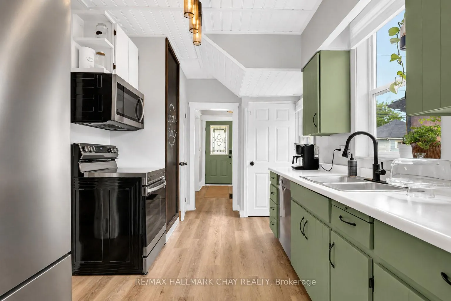 Photo 10 of 92 Dunlop Street, Orillia — HOMEH