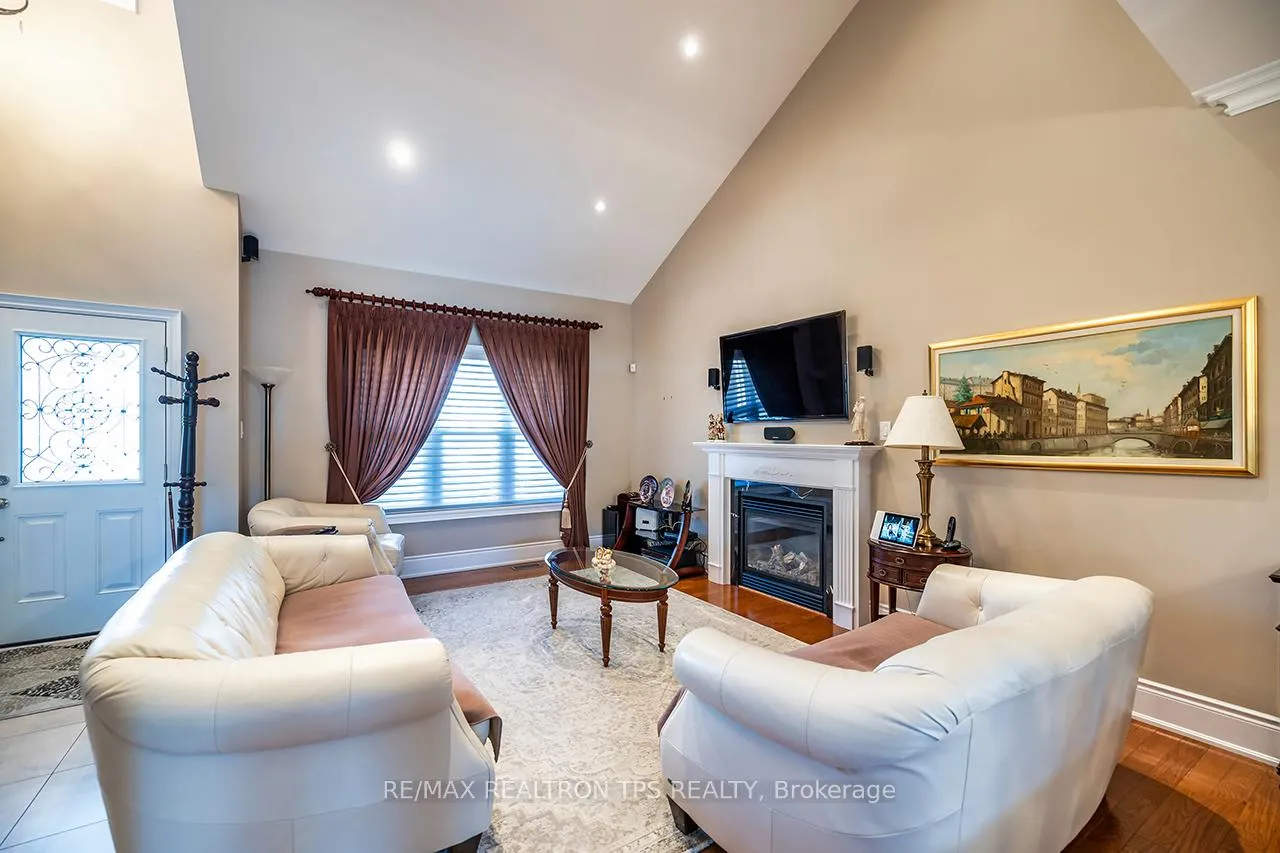 Photo 3 of 25 Leafield Drive, Scarborough, L'Amoreaux — HOMEH