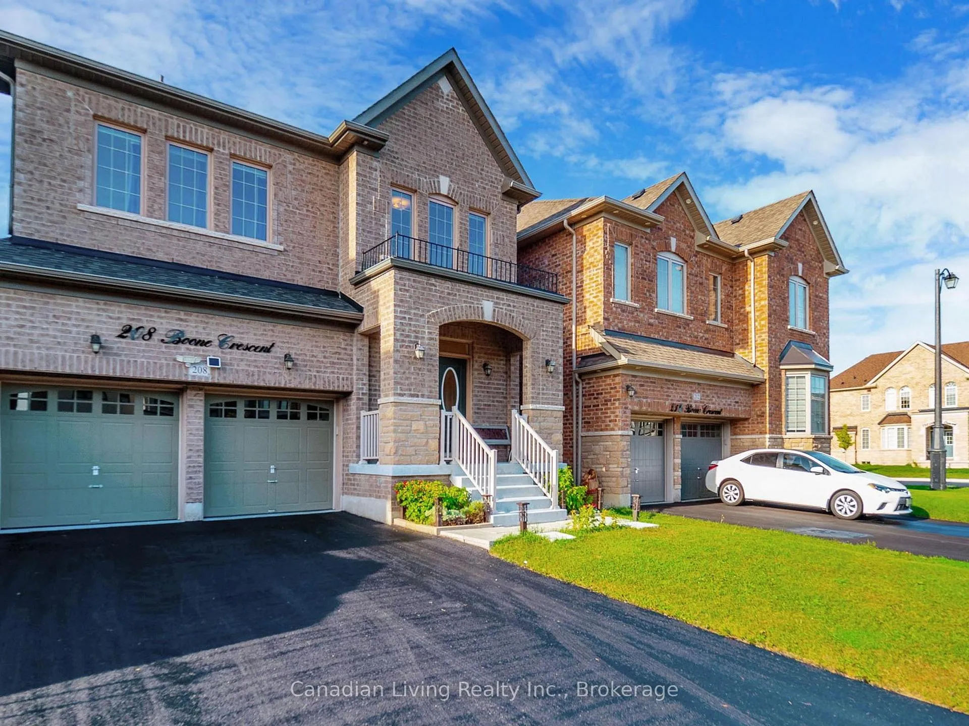 Photo 2 of 208 Boone Crescent, Vaughan, Kleinburg — HOMEH