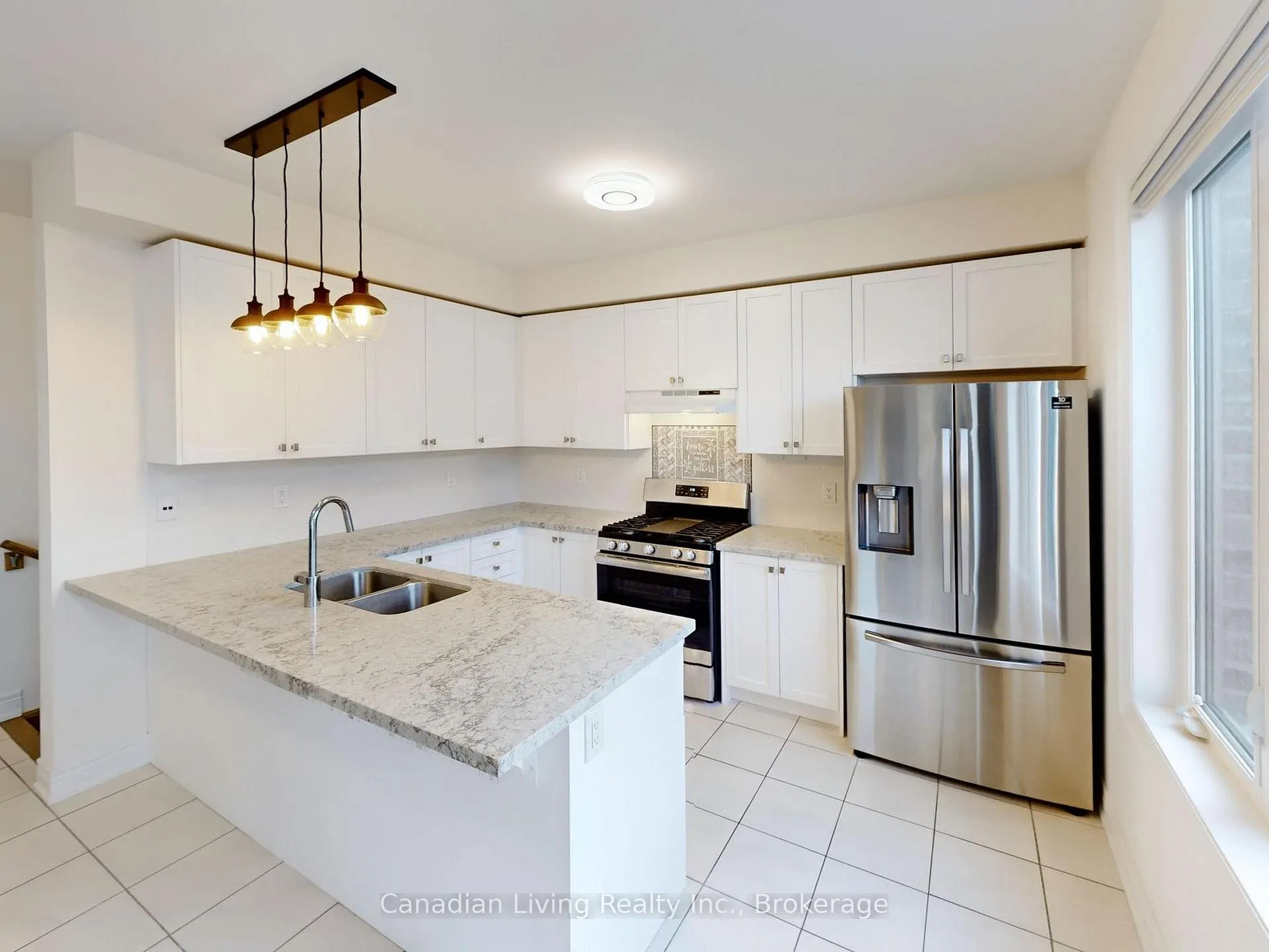 Photo 3 of 208 Boone Crescent, Vaughan, Kleinburg — HOMEH