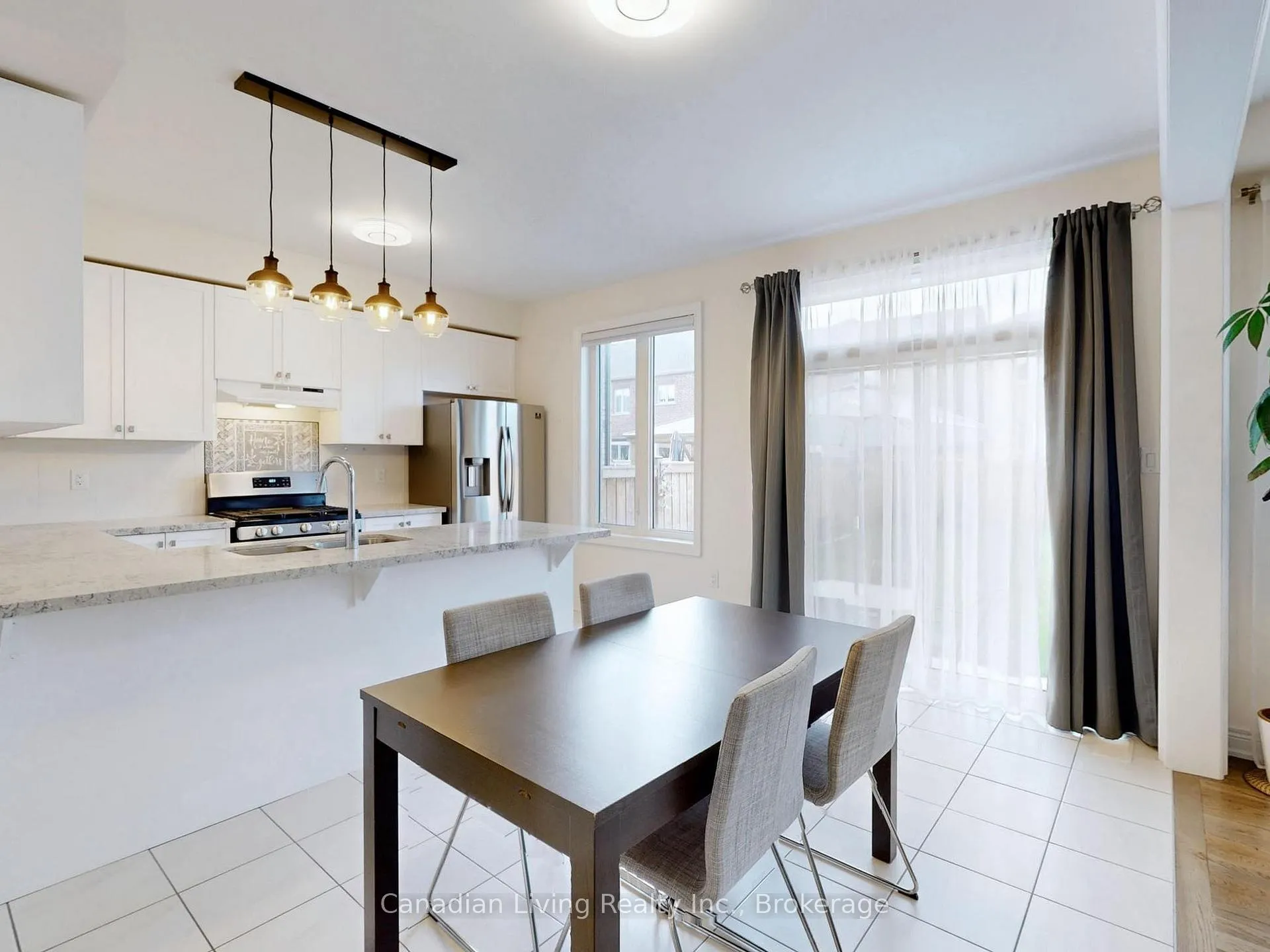 Photo 4 of 208 Boone Crescent, Vaughan, Kleinburg — HOMEH