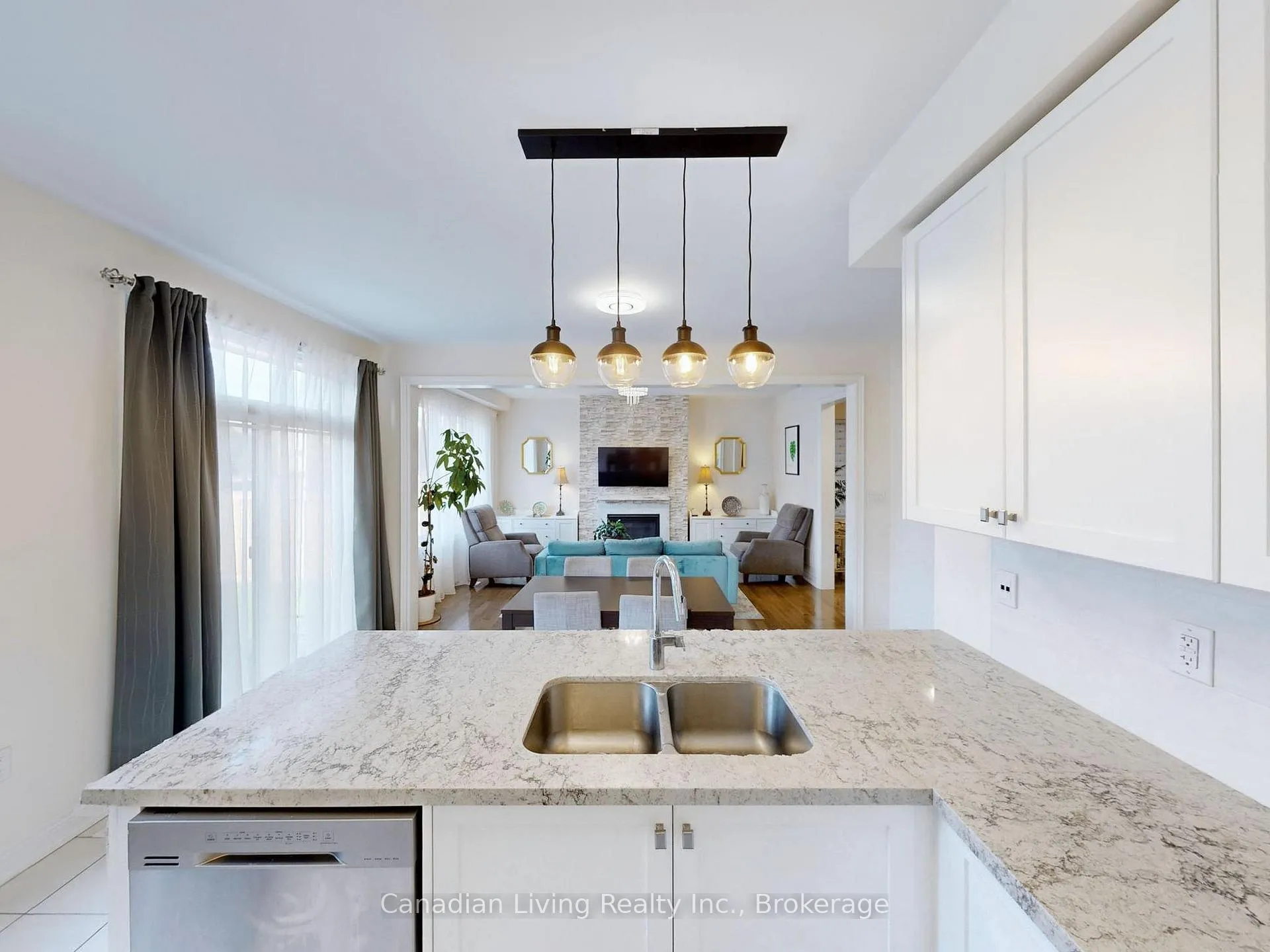 Photo 5 of 208 Boone Crescent, Vaughan, Kleinburg — HOMEH