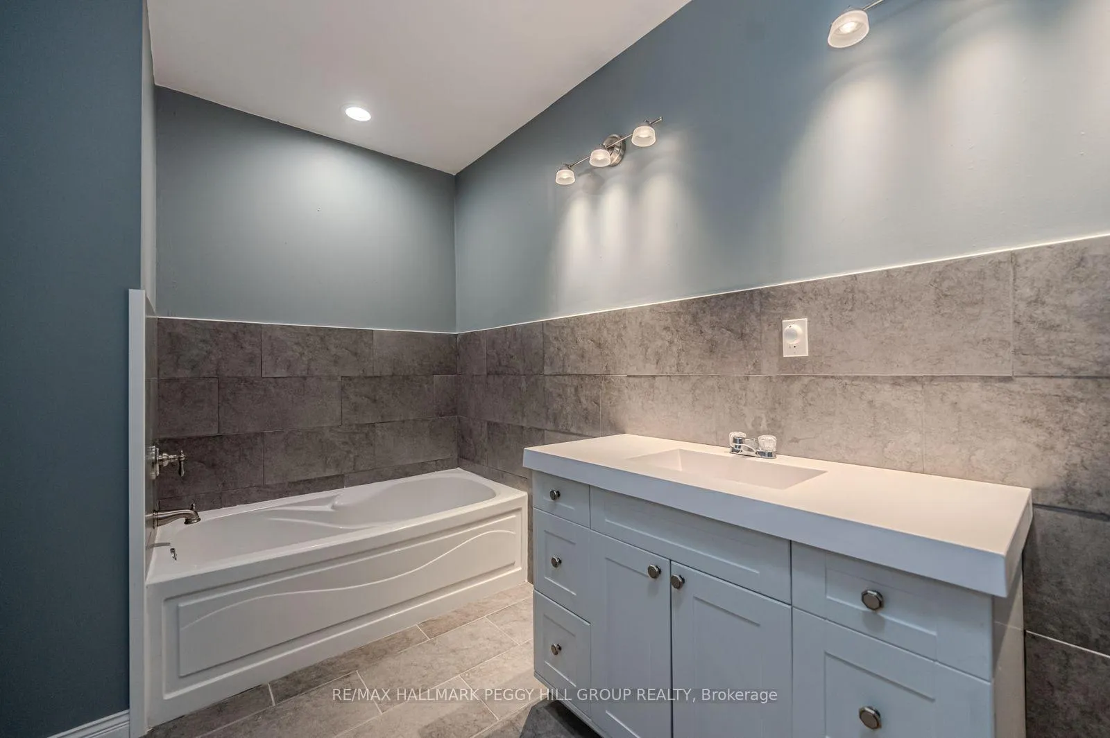 Photo 32 of 1923 10th Line, Innisfil, Stroud — HOMEH