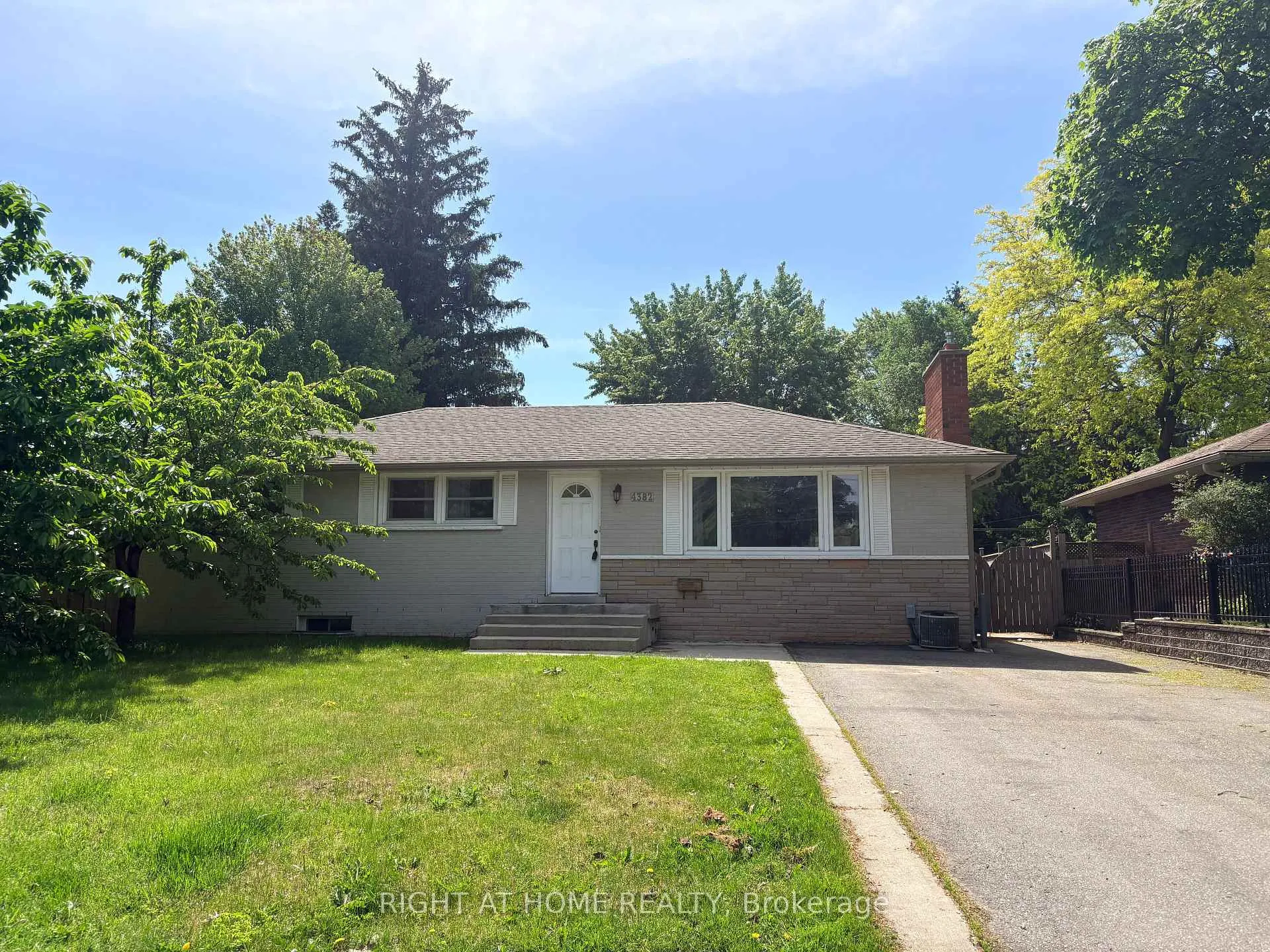 Photo 1 of 4382 New Street, Burlington, Shoreacres — HOMEH