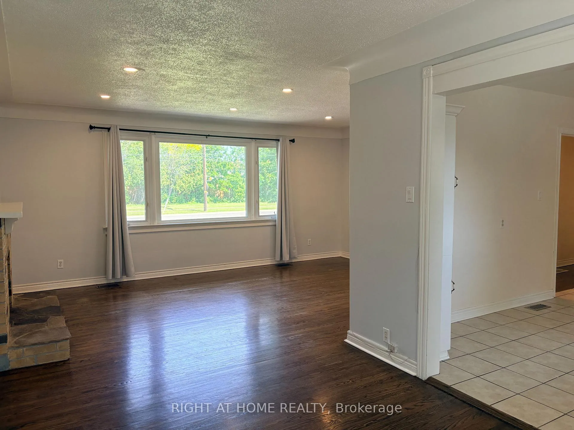 Photo 2 of 4382 New Street, Burlington, Shoreacres — HOMEH
