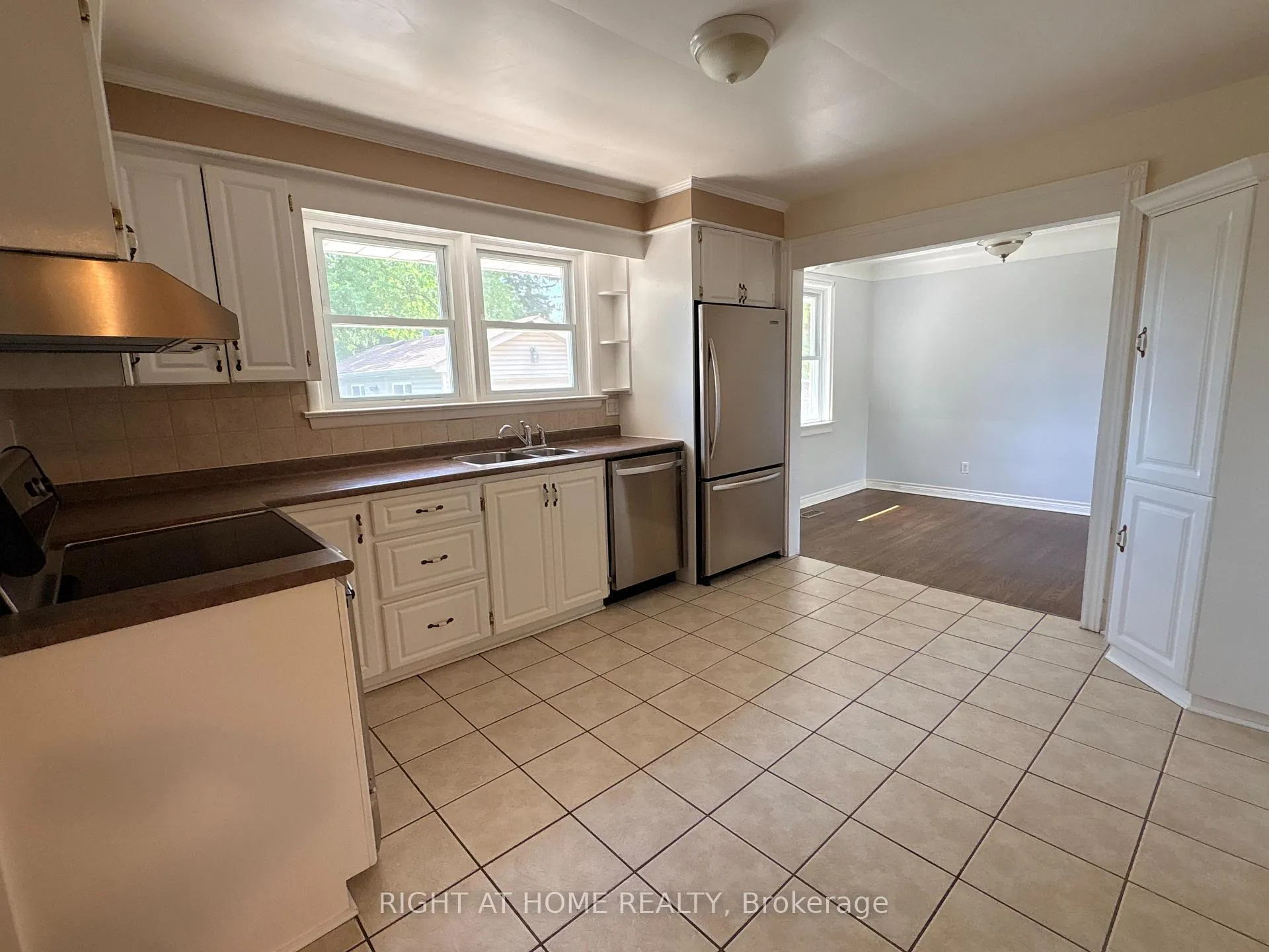Photo 3 of 4382 New Street, Burlington, Shoreacres — HOMEH