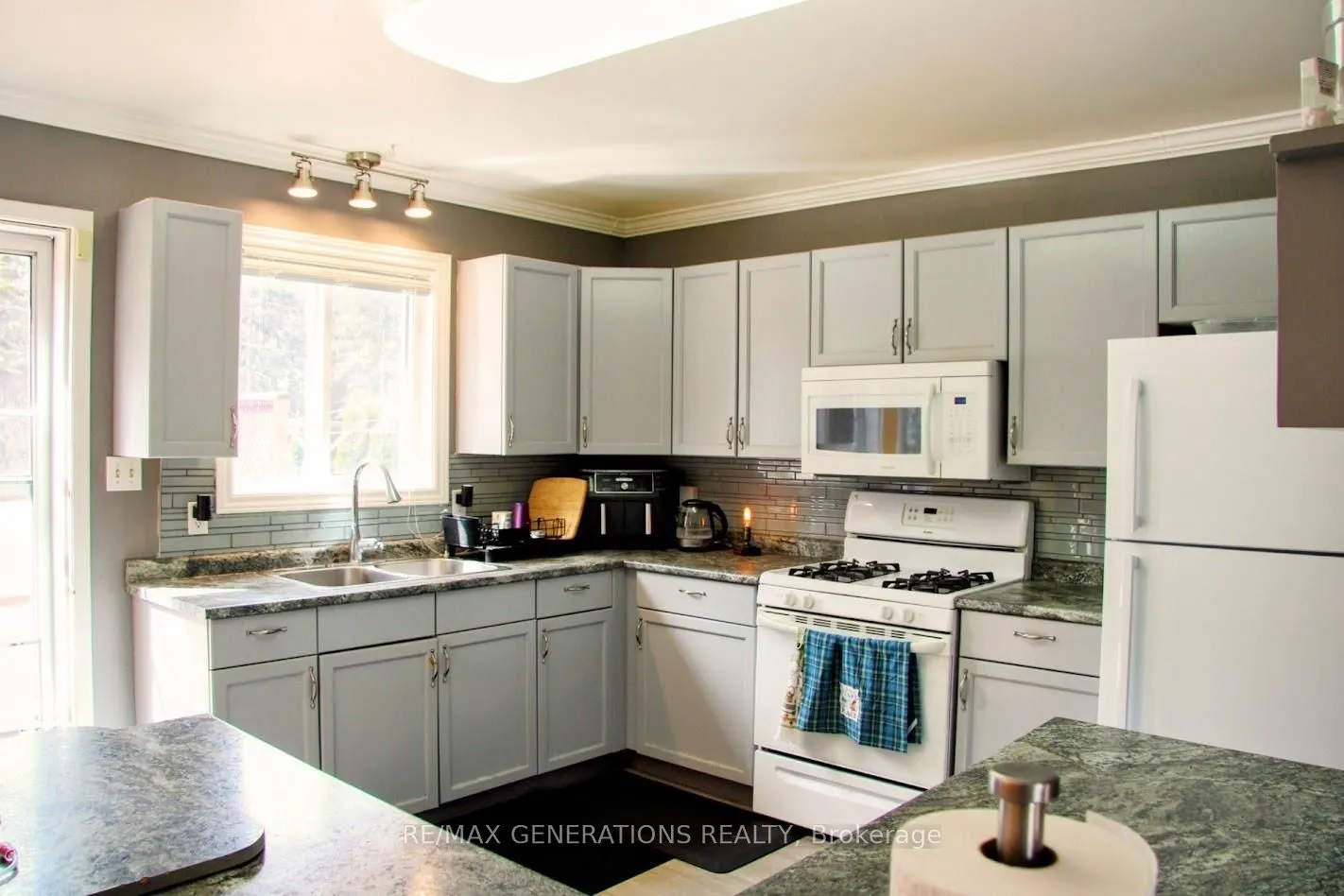 Photo 2 of 33 Radisson Crescent, Marathon — HOMEH
