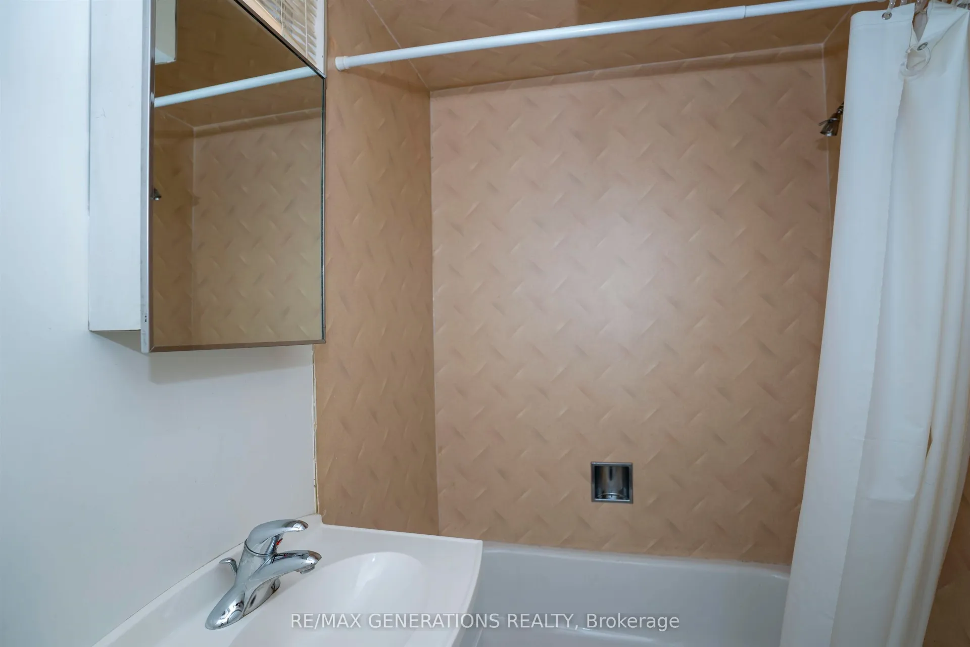 Photo 33 of 232 Kensington Drive, Thunder Bay, Northwood Park — HOMEH