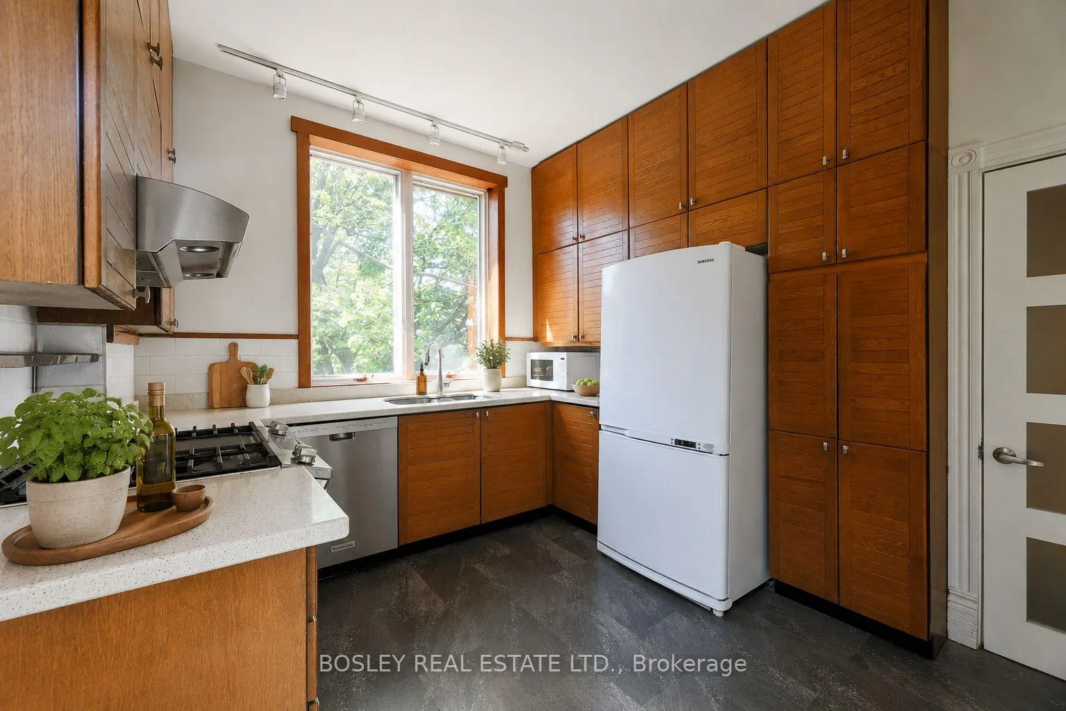 Photo 6 of Unit Upper, 12 Meredith Crescent, Toronto, Rosedale-Moore Park — HOMEH