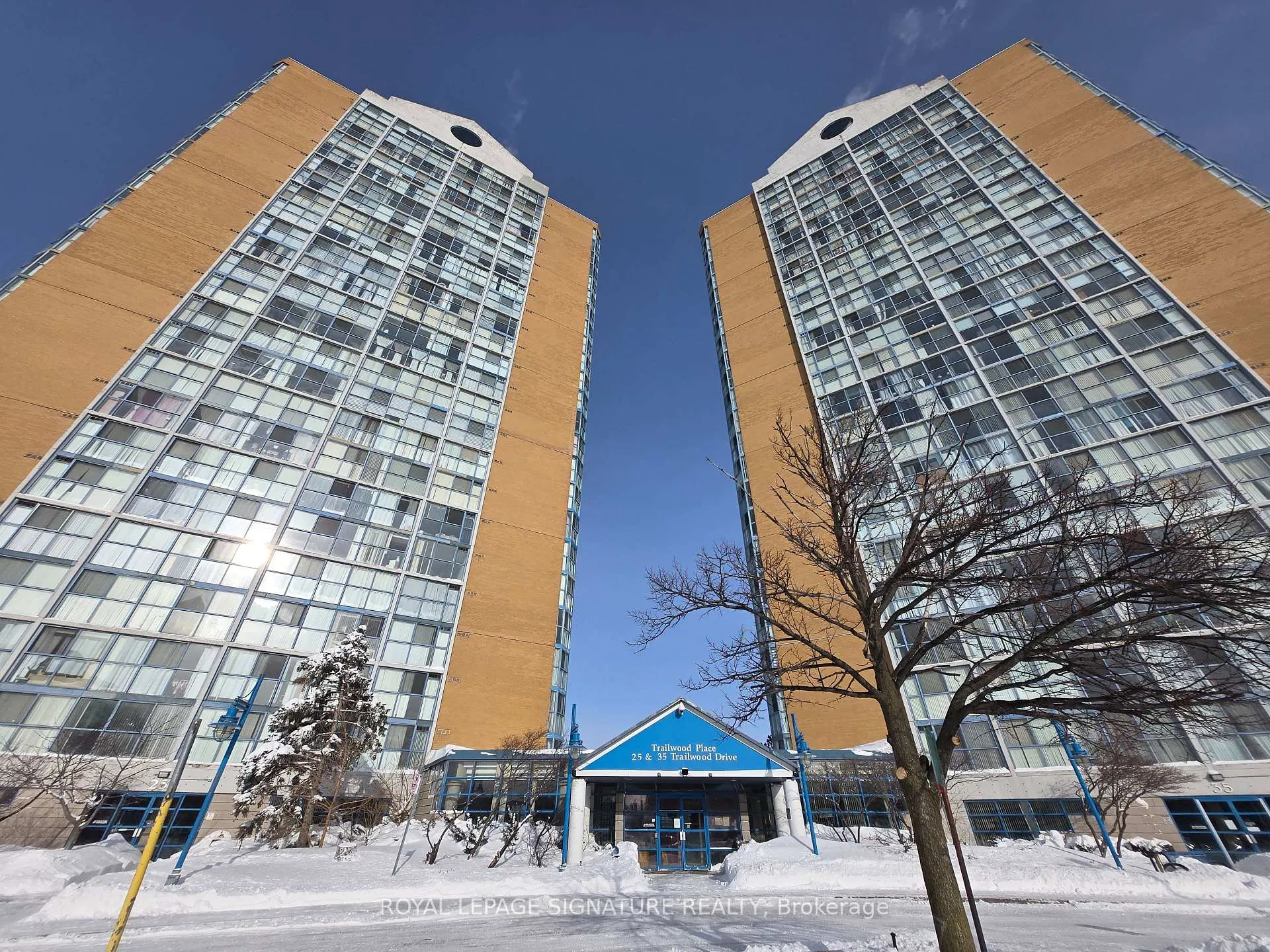 Front of Unit 1606, 25 Trailwood Drive