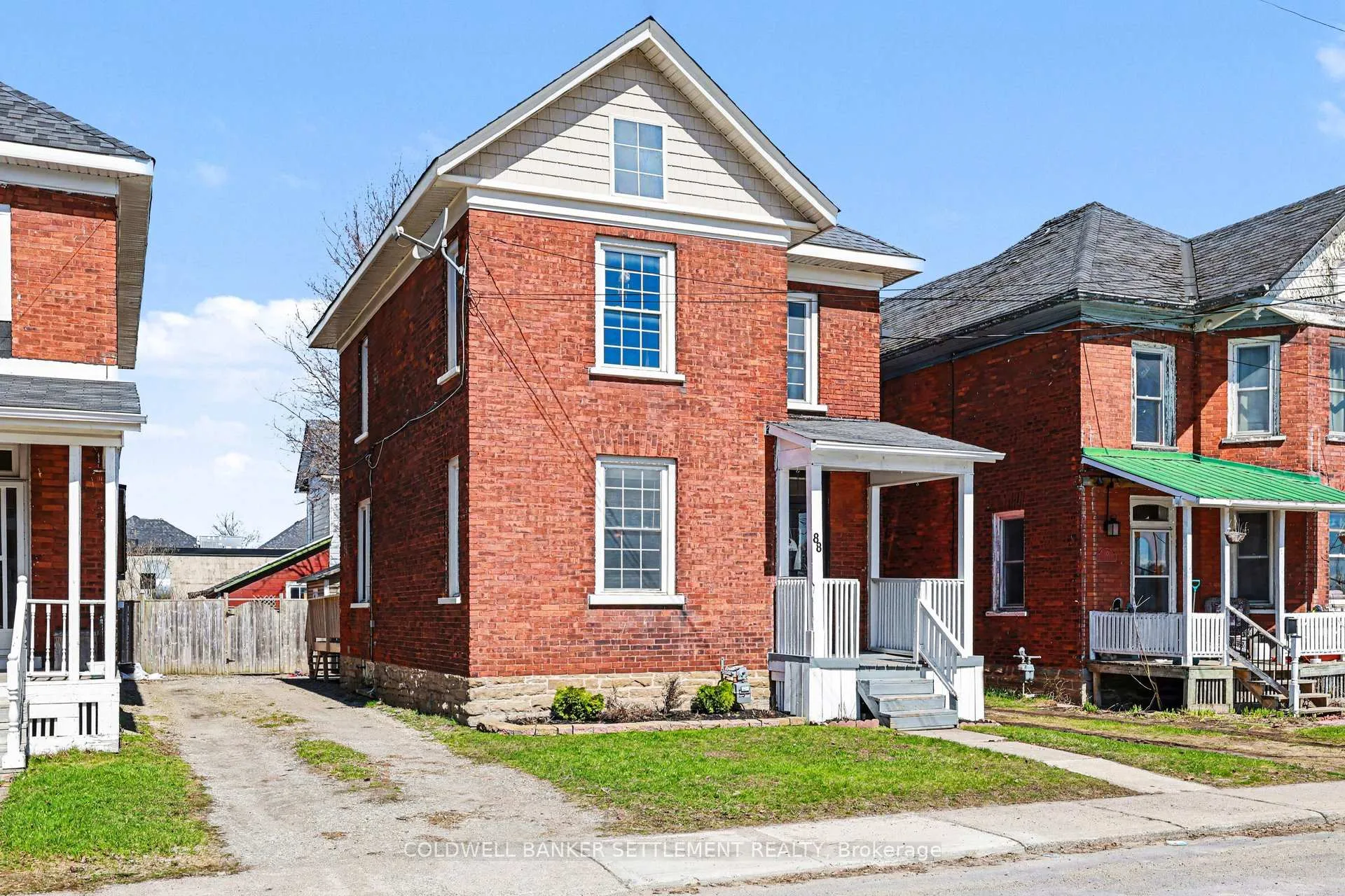 Photo 2 of 88 Russell Street E, Smiths Falls — HOMEH