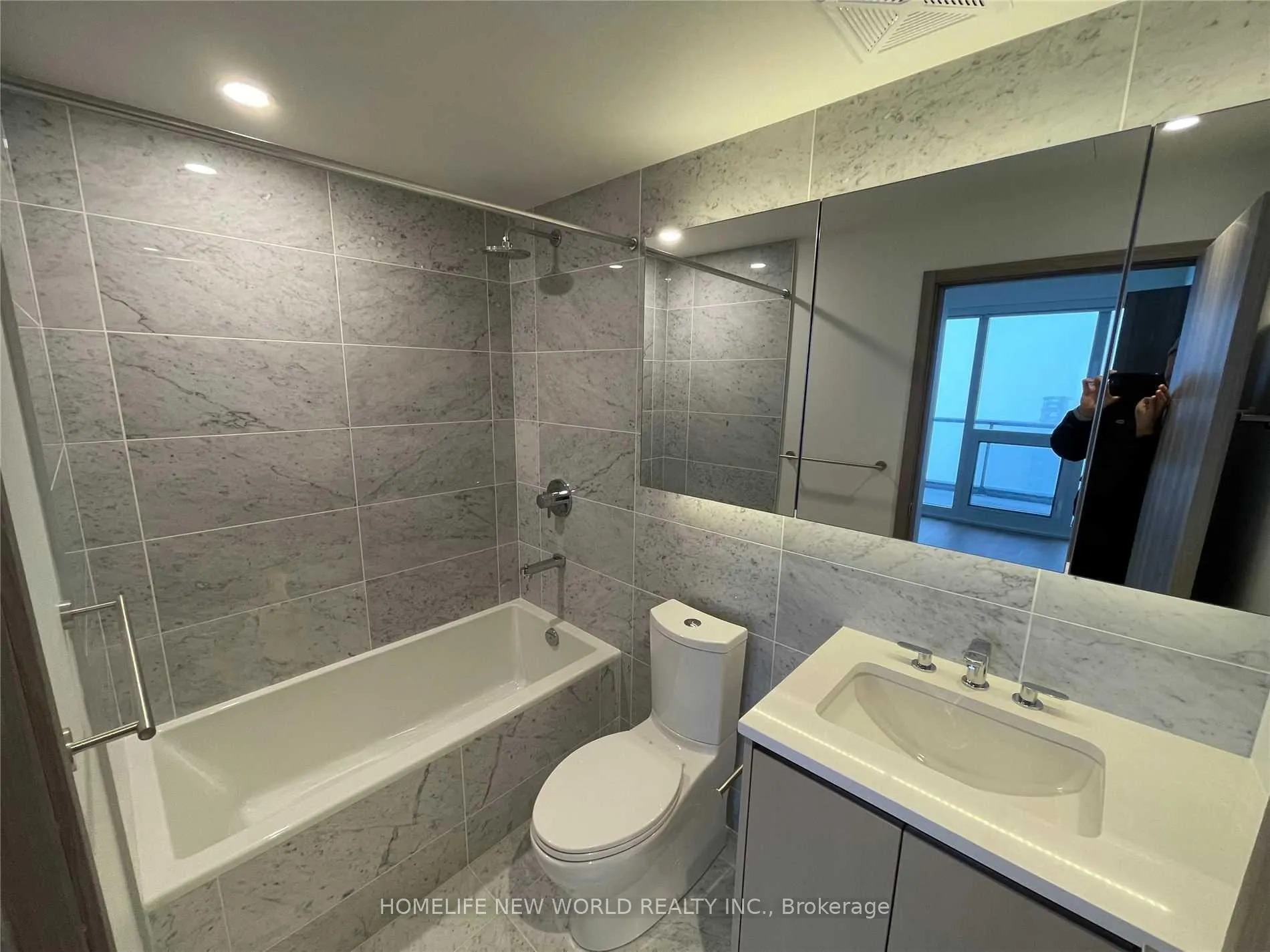 Photo 5 of Unit 4005, 95 Mcmahon Drive, North York, Bayview Village — HOMEH